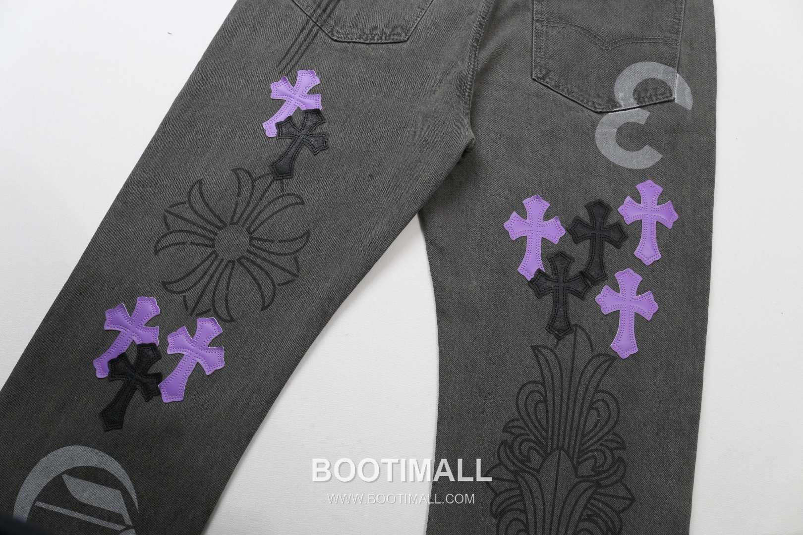 Chrome Hearts 2025 S/S Denim Straight Pants with Graffiti Print Leather Patch 크롬하츠 2025SS 데님 그레이 팬츠 그래피티 프린트 레더 크로스 5