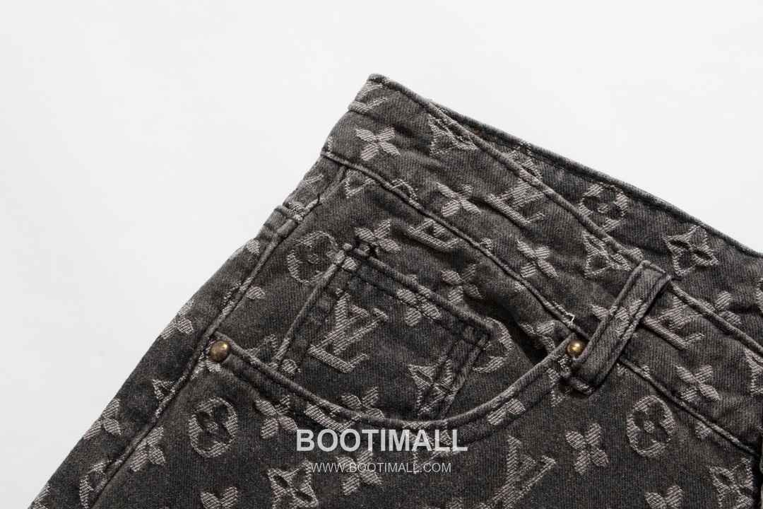Louis Vuitton 2022 F/W Monogram Embroidered Washed Denim Pants with Red Patch 루이비통 2022FW 데님 그레이 팬츠 모노그램 자수 레드 패치 4