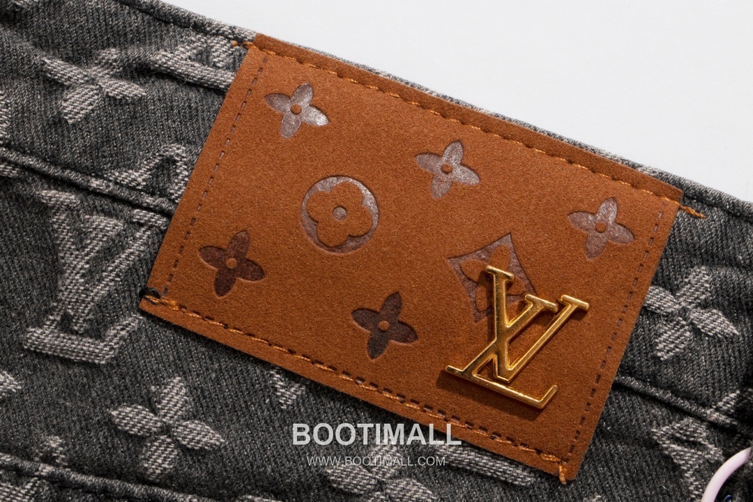 Louis Vuitton 2022 F/W Monogram Embroidered Washed Denim Pants with Red Patch 루이비통 2022FW 데님 그레이 팬츠 모노그램 자수 레드 패치 6