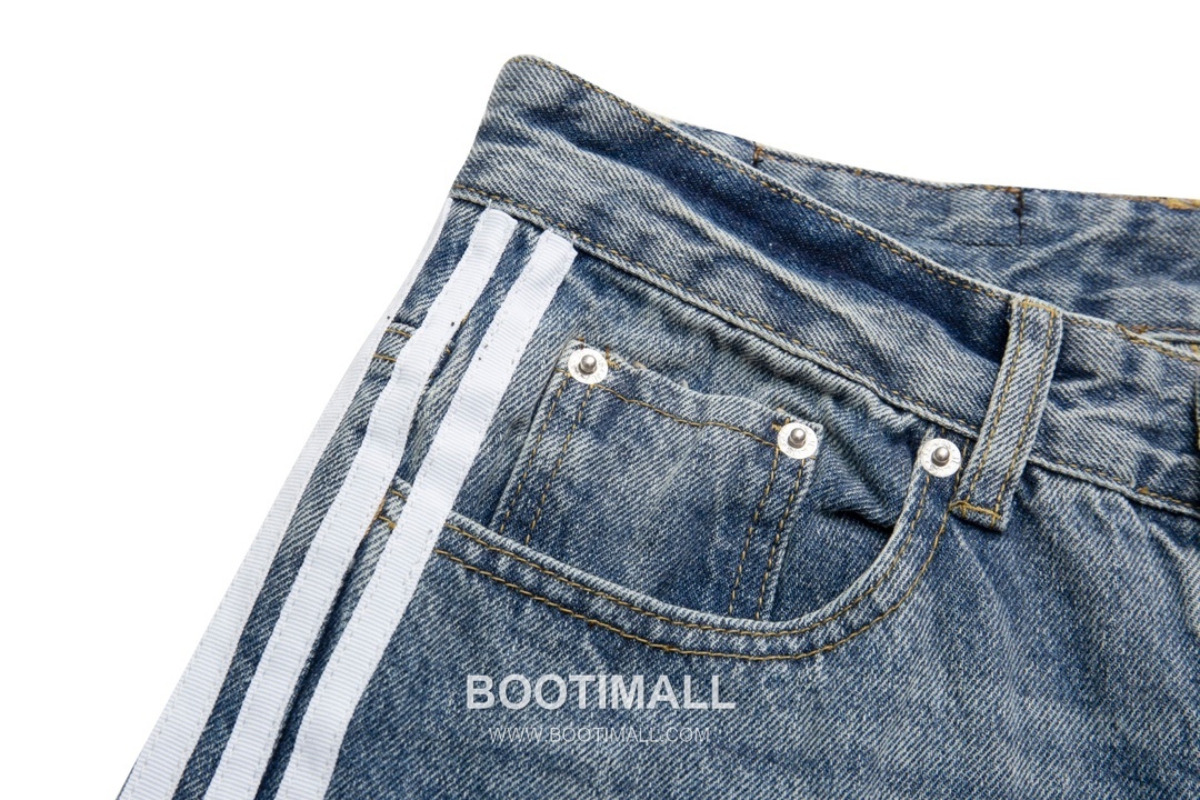 Balenciaga x Adidas 2024 S/S Cotton Denim Pants with Three Stripe Detail 발렌시아가 아디다스 2024SS 데님 블루 팬츠 삼선 스트라이프 4