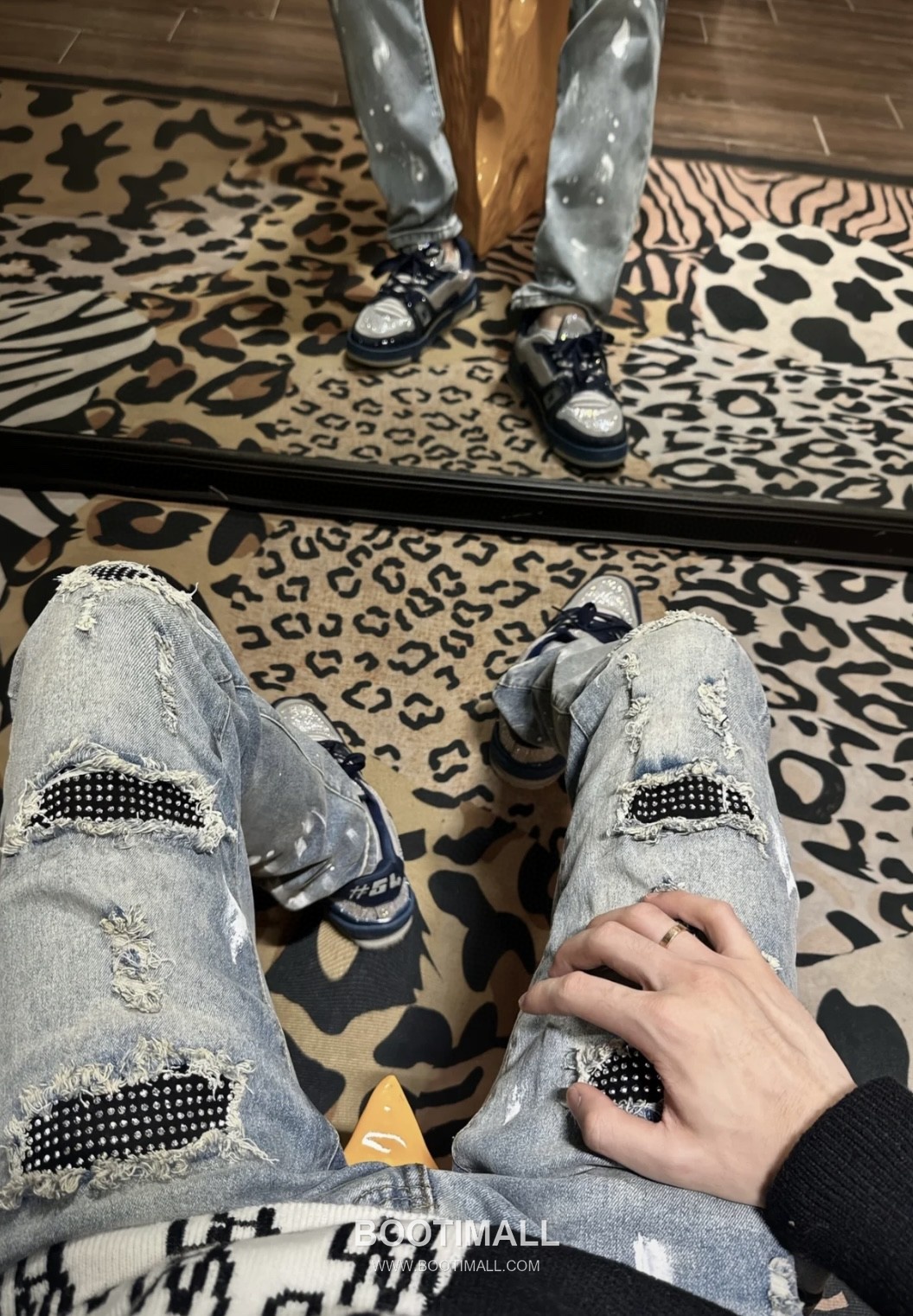 Amiri 2025 S/S Cotton Denim Slim Pants with Distressed Rhinestone Paint Splatter 아미리 2025SS 데님 블루 팬츠 디스트로이드 라인스톤 페인트 스플래터 1