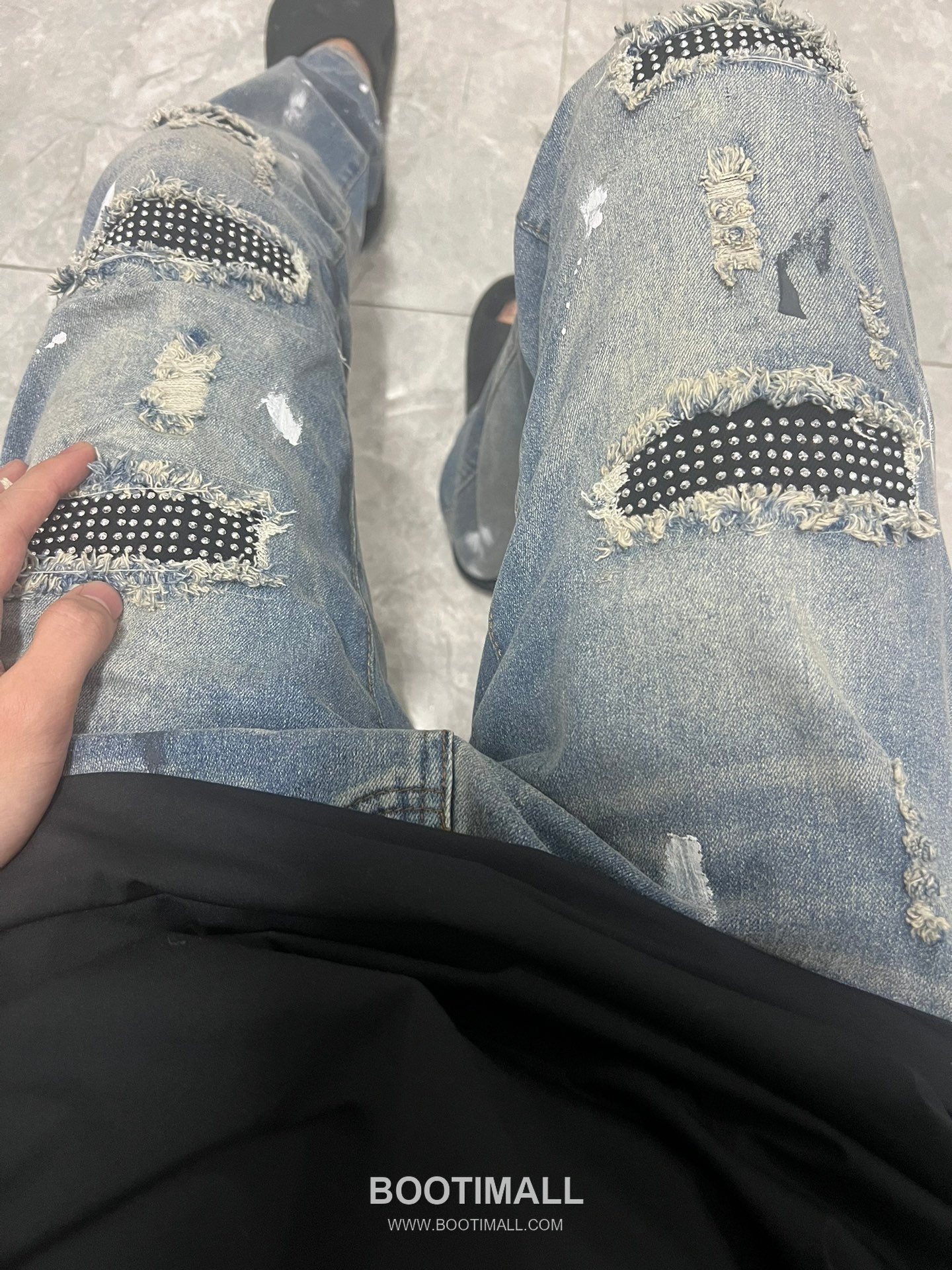 Amiri 2025 S/S Cotton Denim Slim Pants with Distressed Rhinestone Paint Splatter 아미리 2025SS 데님 블루 팬츠 디스트로이드 라인스톤 페인트 스플래터 2