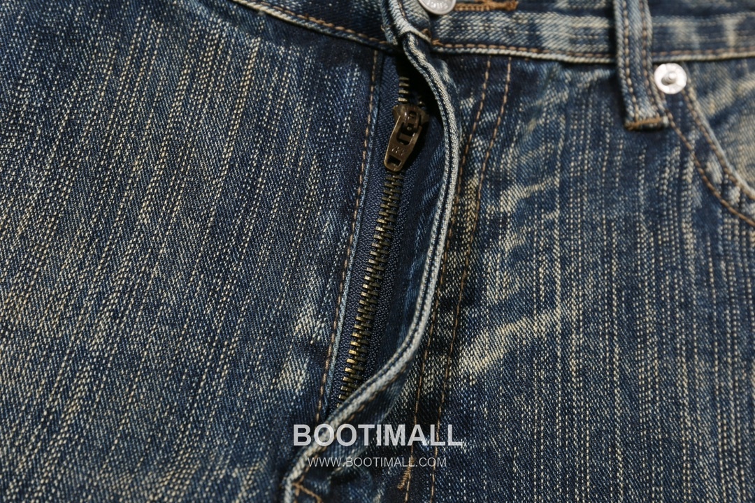 Balenciaga 2024 F/W Cotton Denim Flared Pants with Slub Stripe Detail 발렌시아가 2024FW 데님 블루 팬츠 슬럽 스트라이프 부츠컷 4