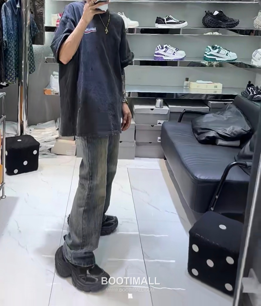 Balenciaga 2024 F/W Cotton Denim Flared Pants with Slub Stripe Detail 발렌시아가 2024FW 데님 블루 팬츠 슬럽 스트라이프 부츠컷 7