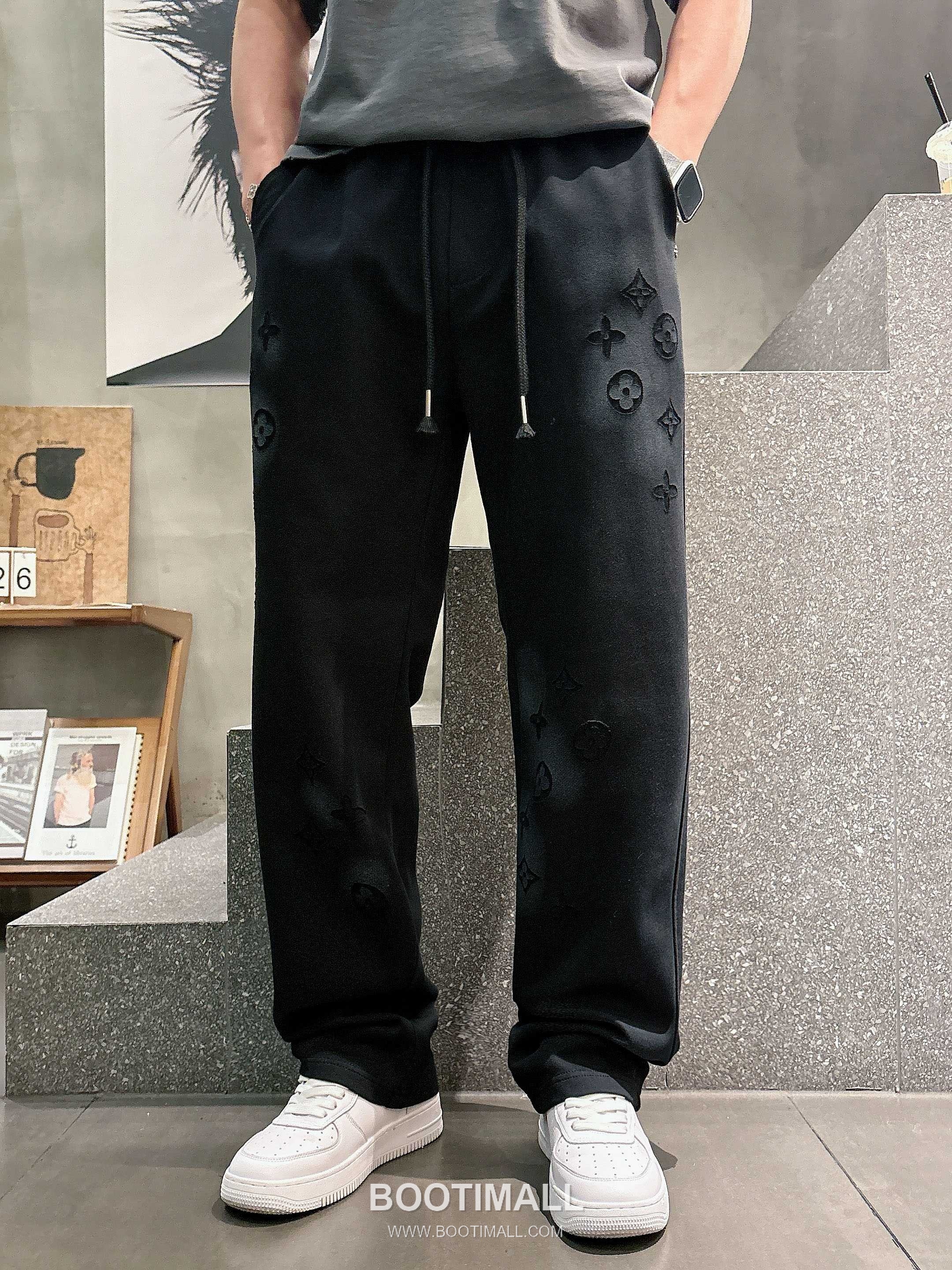 Louis Vuitton 2026 S/S Cotton Sweatpants with Logo Print 루이비통 2026SS 코튼 블랙 팬츠 로고 프린트 1