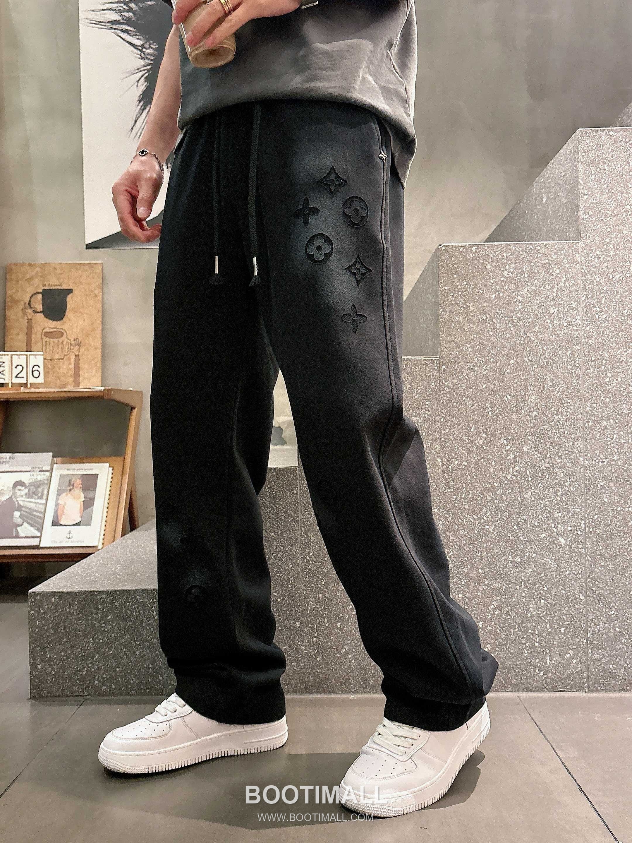 Louis Vuitton 2026 S/S Cotton Sweatpants with Logo Print 루이비통 2026SS 코튼 블랙 팬츠 로고 프린트 2
