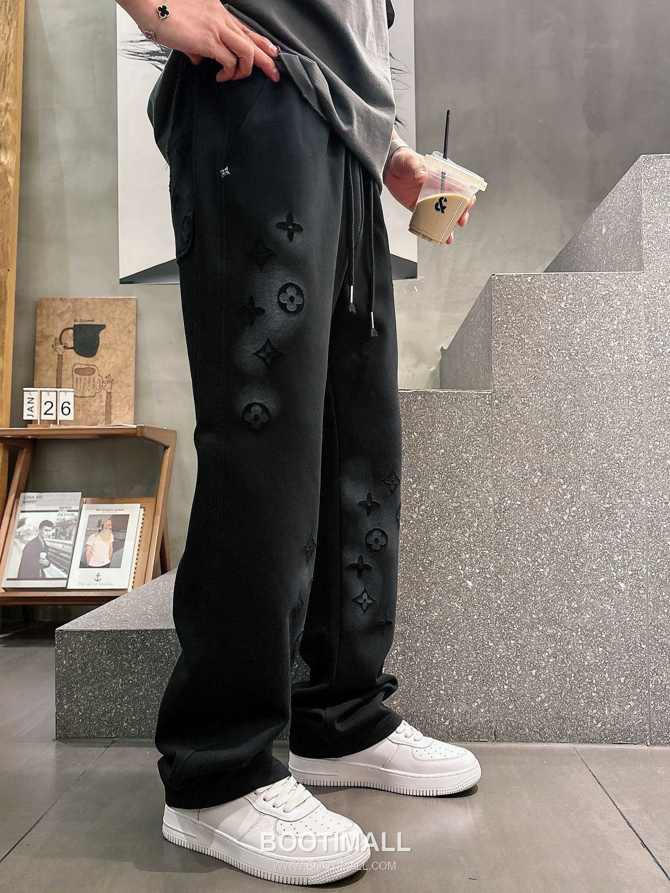 Louis Vuitton 2026 S/S Cotton Sweatpants with Logo Print 루이비통 2026SS 코튼 블랙 팬츠 로고 프린트 3