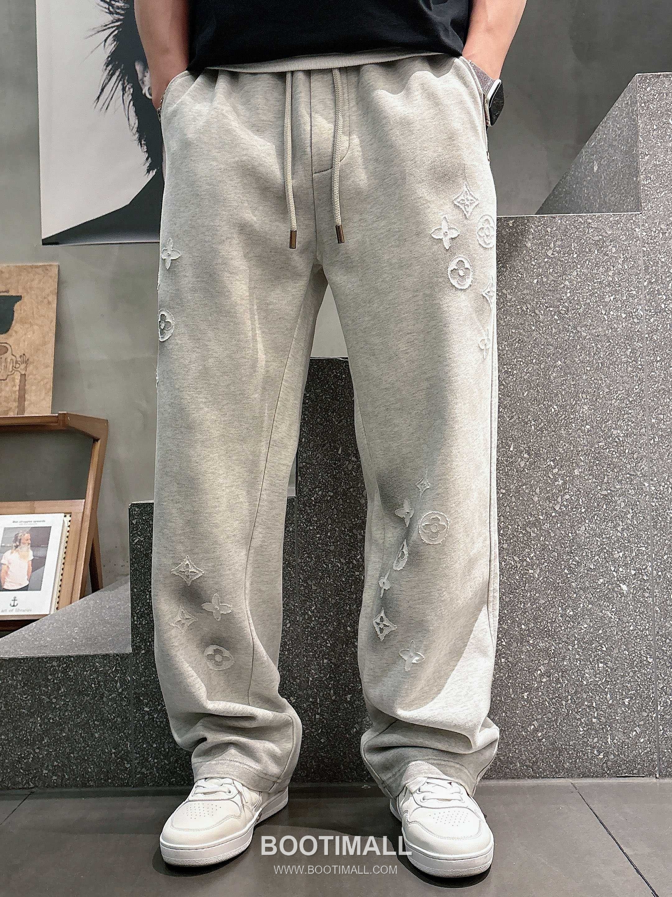 Louis Vuitton 2026 S/S Cotton Sweatpants with Logo Print 루이비통 2026SS 코튼 블랙 팬츠 로고 프린트 1
