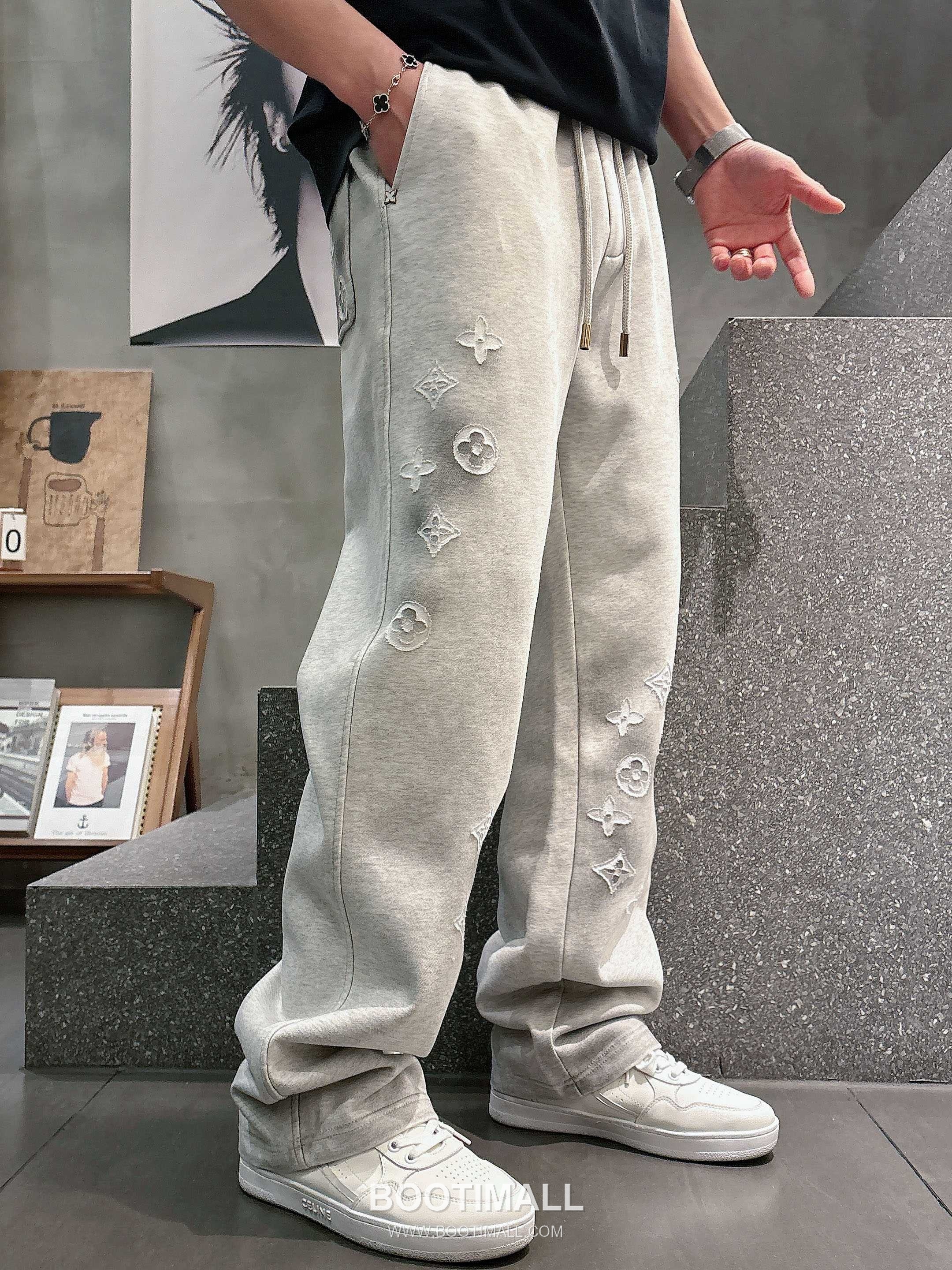 Louis Vuitton 2026 S/S Cotton Sweatpants with Logo Print 루이비통 2026SS 코튼 블랙 팬츠 로고 프린트 2
