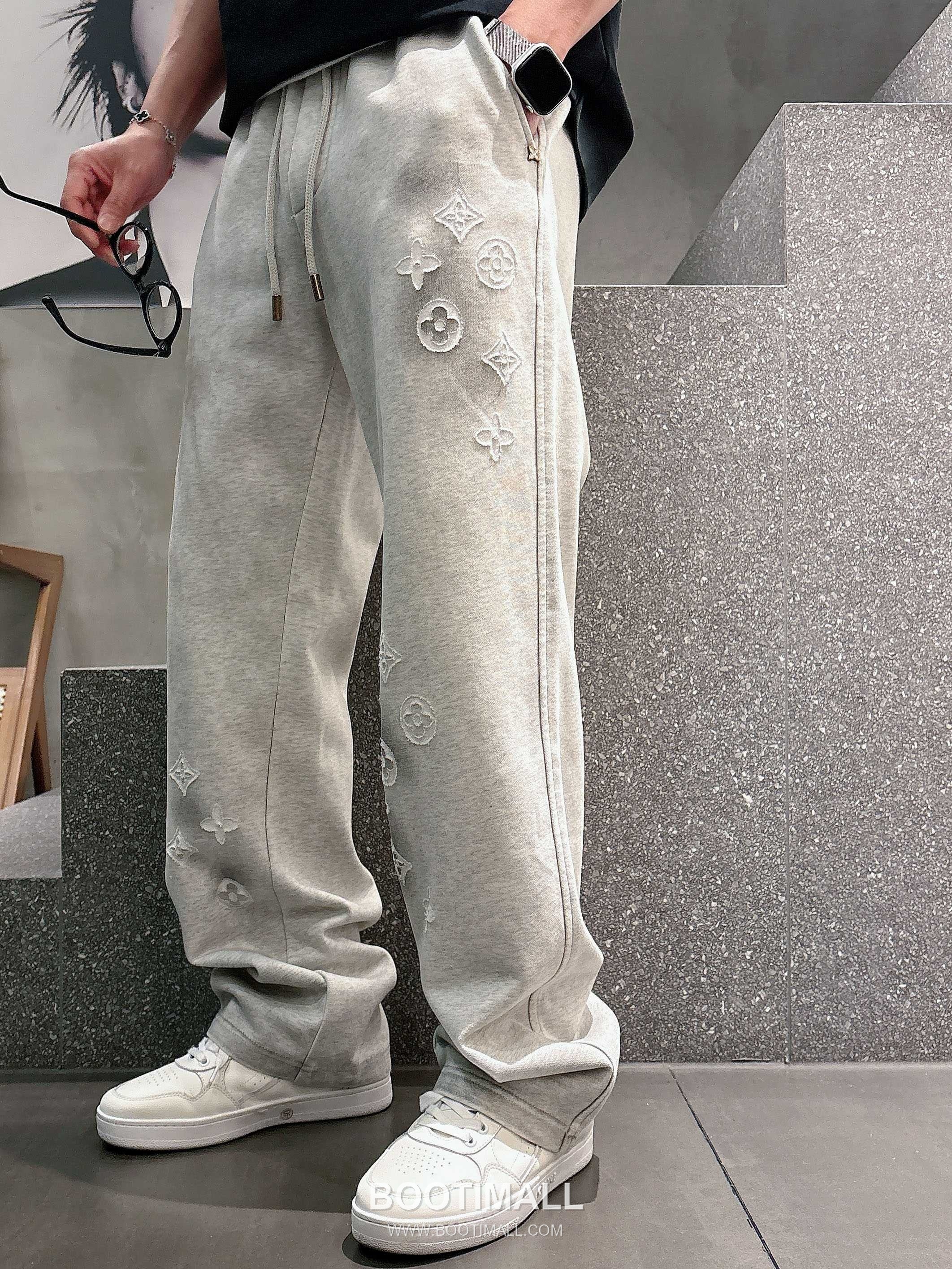 Louis Vuitton 2026 S/S Cotton Sweatpants with Logo Print 루이비통 2026SS 코튼 블랙 팬츠 로고 프린트 4