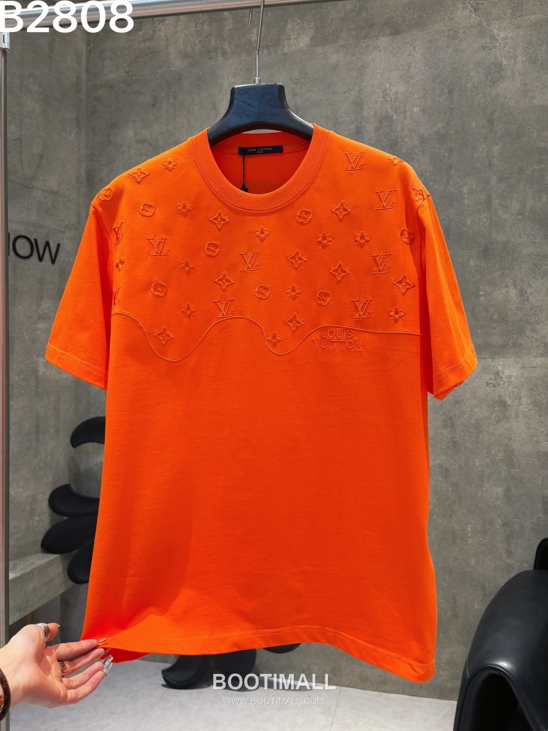Louis Vuitton 2026 S/S Cotton Short Sleeve T-Shirt with Embroidered Logo 루이비통 2026SS 코튼 화이트 티셔츠 자수 로고 1