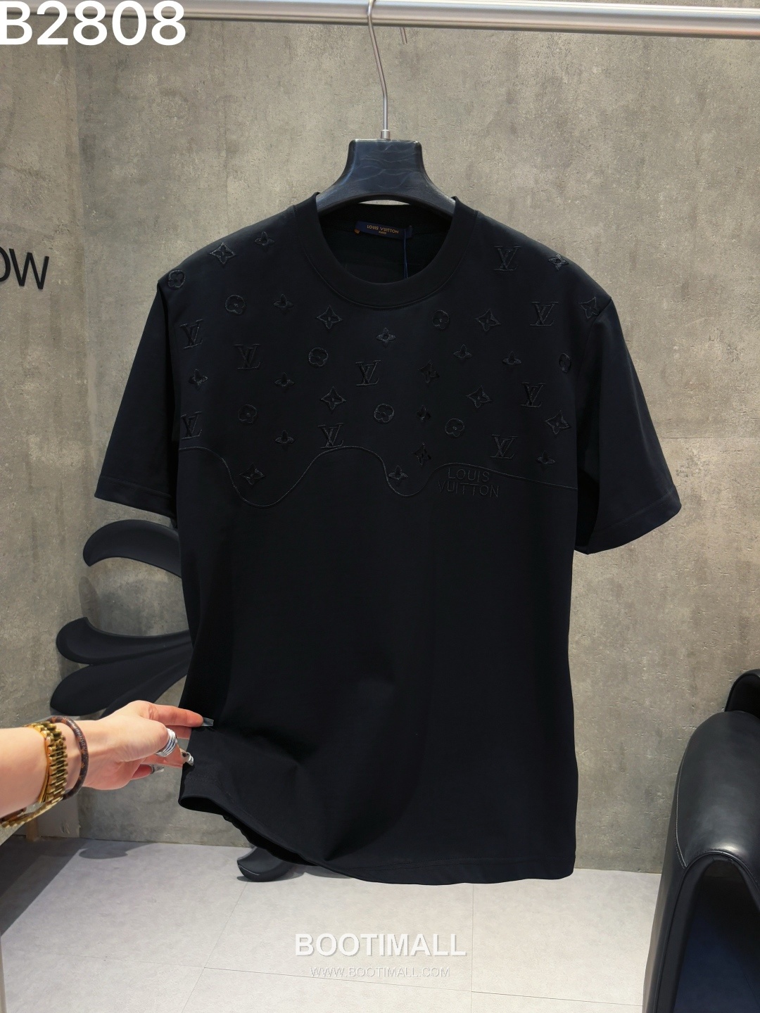 Louis Vuitton 2026 S/S Cotton Short Sleeve T-Shirt with Embroidered Logo 루이비통 2026SS 코튼 화이트 티셔츠 자수 로고 3