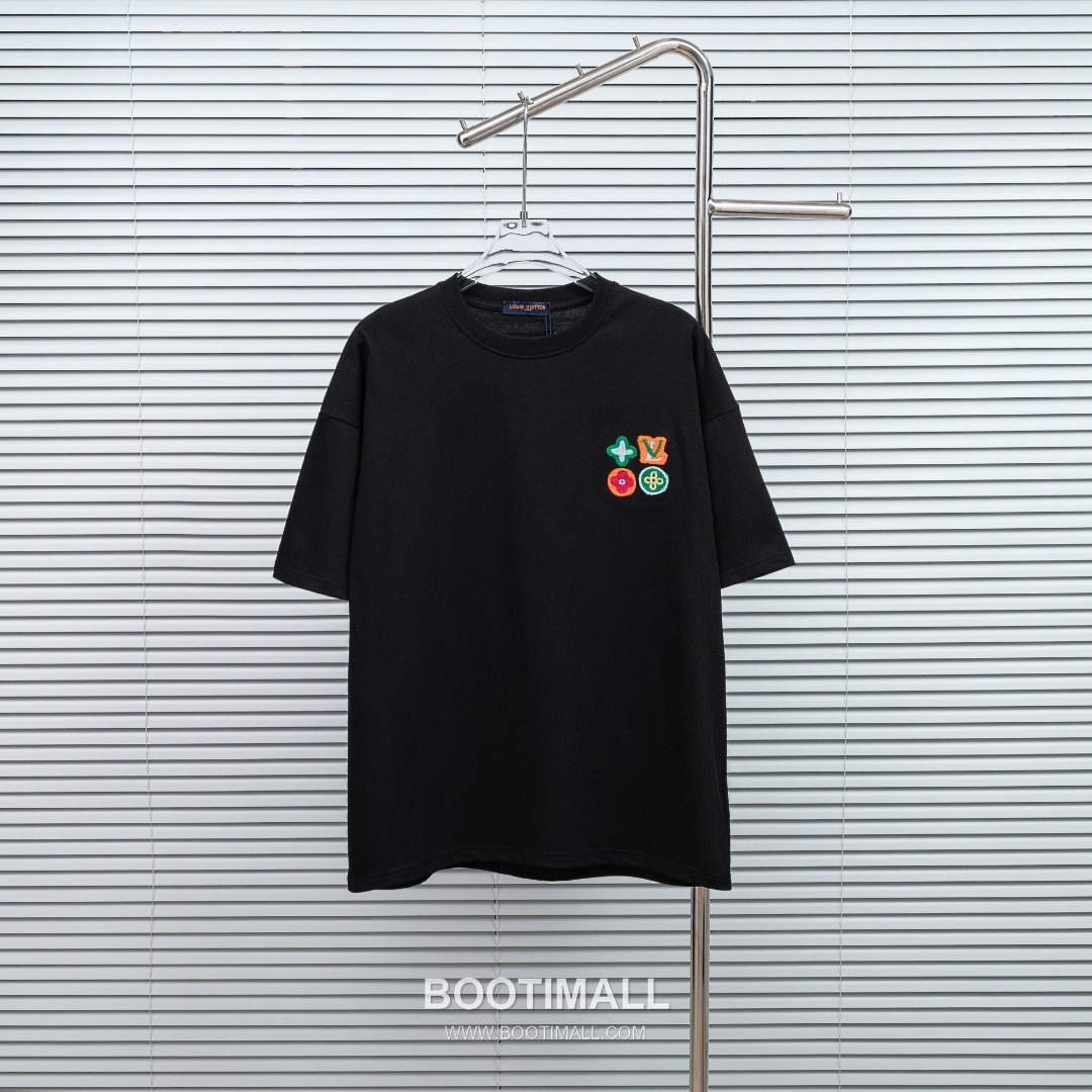 Louis Vuitton 2025 S/S Cotton Short Sleeve T-Shirt with Monogram Embroidered Color Block 루이비통 2025SS 코튼 블랙 티셔츠 모노그램 자수 컬러블록 1