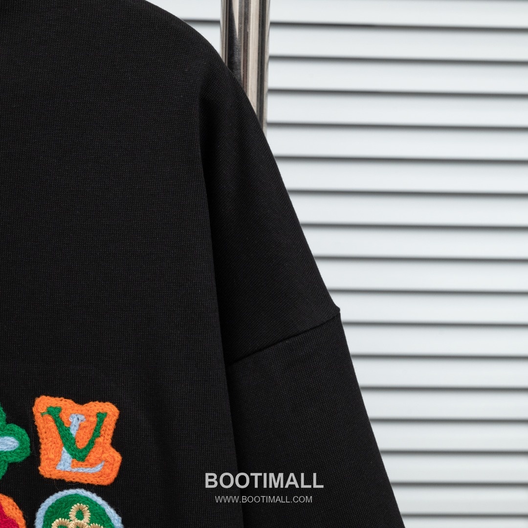 Louis Vuitton 2025 S/S Cotton Short Sleeve T-Shirt with Monogram Embroidered Color Block 루이비통 2025SS 코튼 블랙 티셔츠 모노그램 자수 컬러블록 5