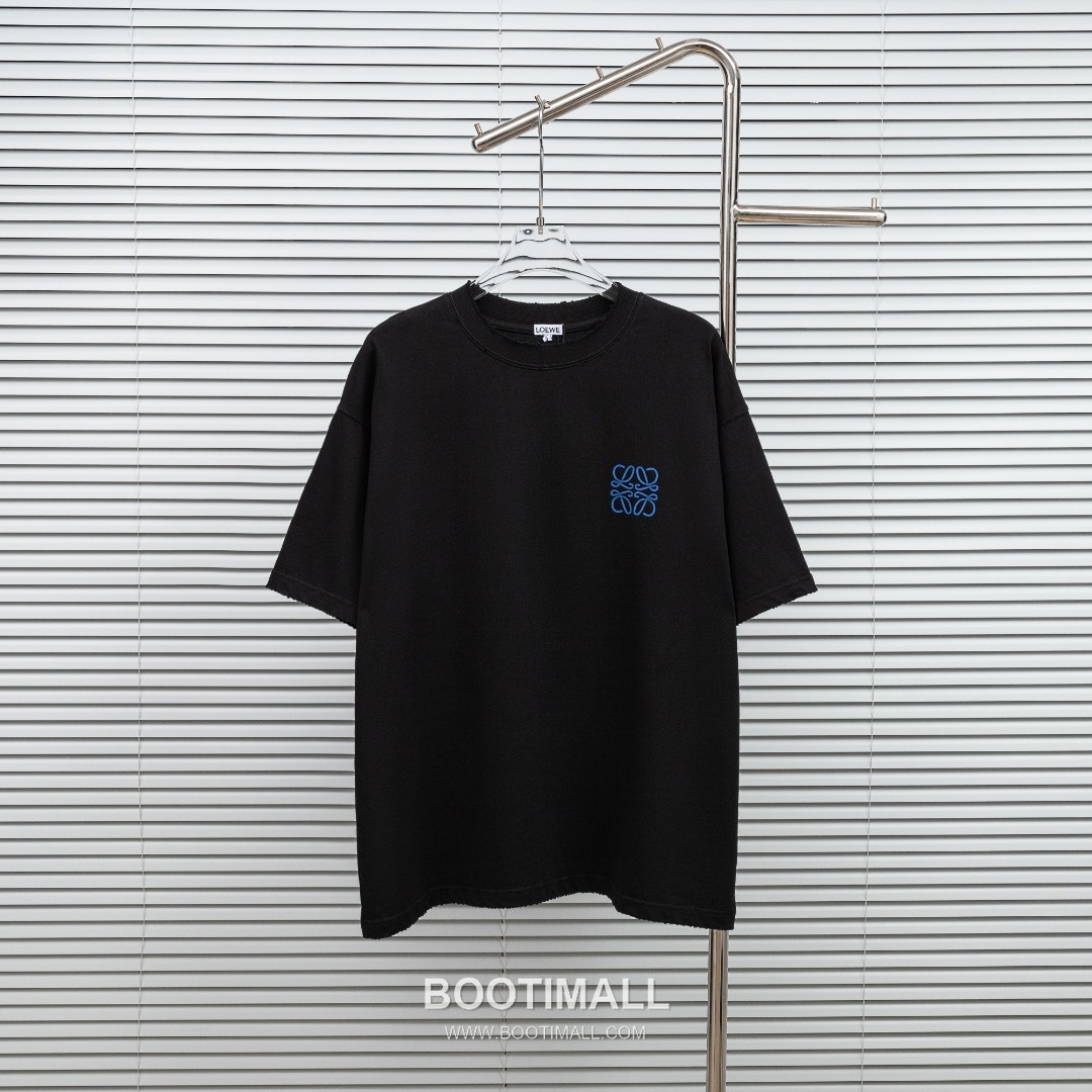 Loewe 2025 S/S Cotton Short Sleeve T-Shirt with Distressed Foam Print 로에베 2025SS 코튼 블랙 티셔츠 디스트로이드 발포 프린트 1
