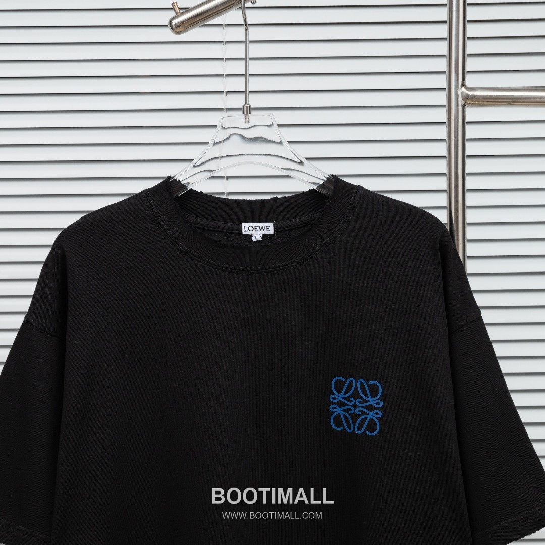 Loewe 2025 S/S Cotton Short Sleeve T-Shirt with Distressed Foam Print 로에베 2025SS 코튼 블랙 티셔츠 디스트로이드 발포 프린트 3