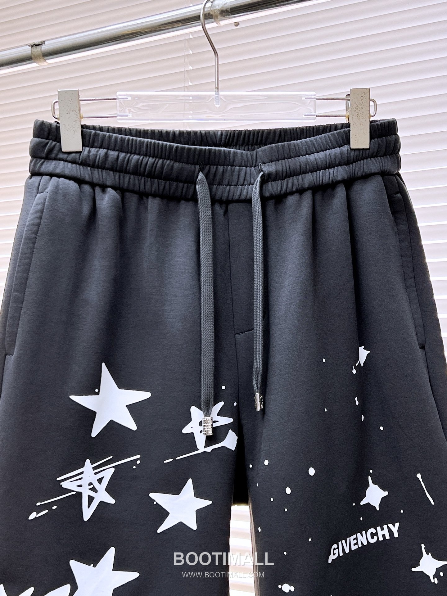 Givenchy 2026 S/S Polyester Blend Shorts with Logo Detail 지방시 2026SS 폴리에스터 블랙 쇼츠 로고 디테일 3