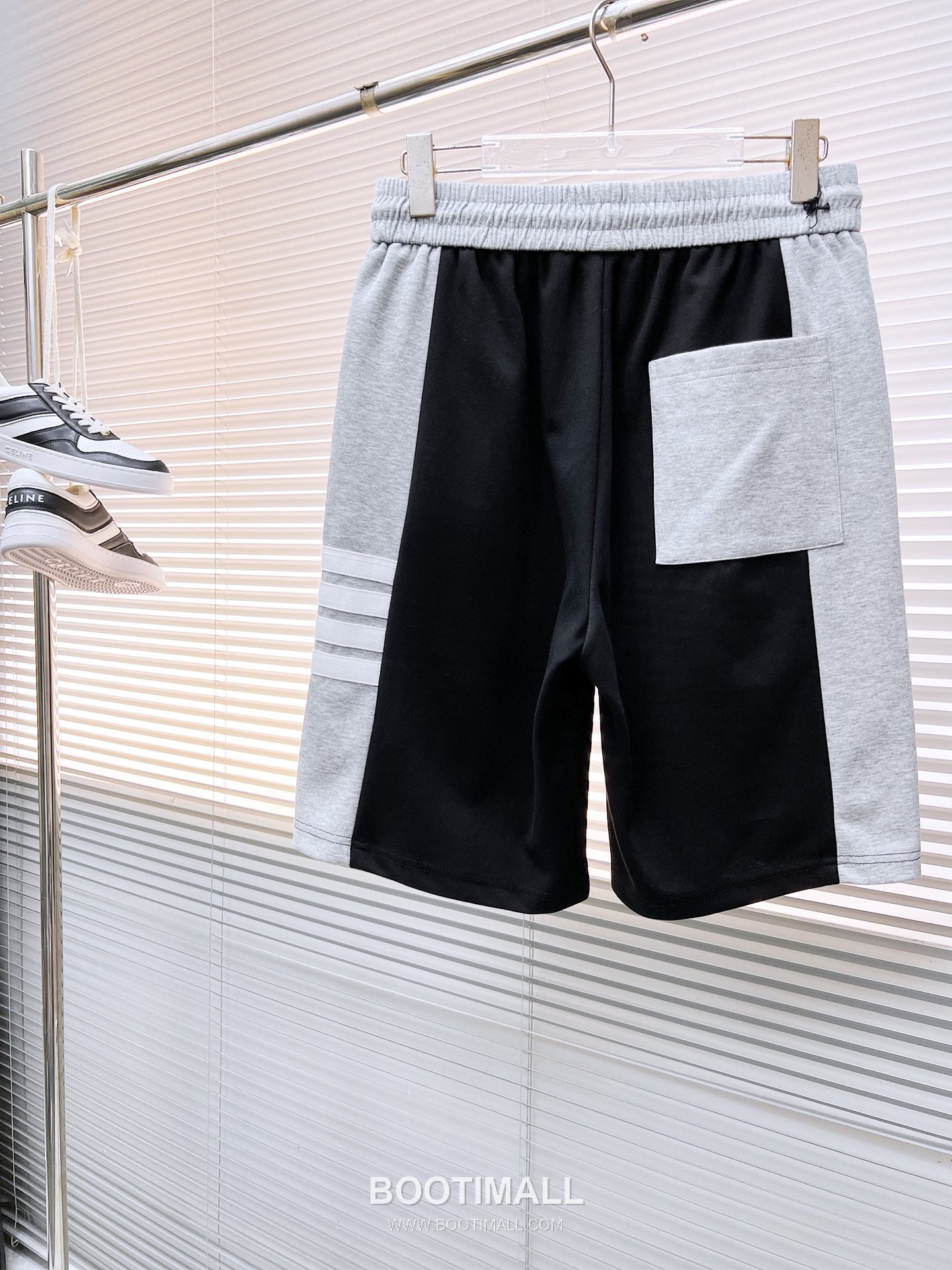 Thom Browne 2026 S/S Polyester Blend Shorts with Stripe Logo Detail 톰브라운 2026SS 폴리에스터 그레이 쇼츠 스트라이프 로고 2