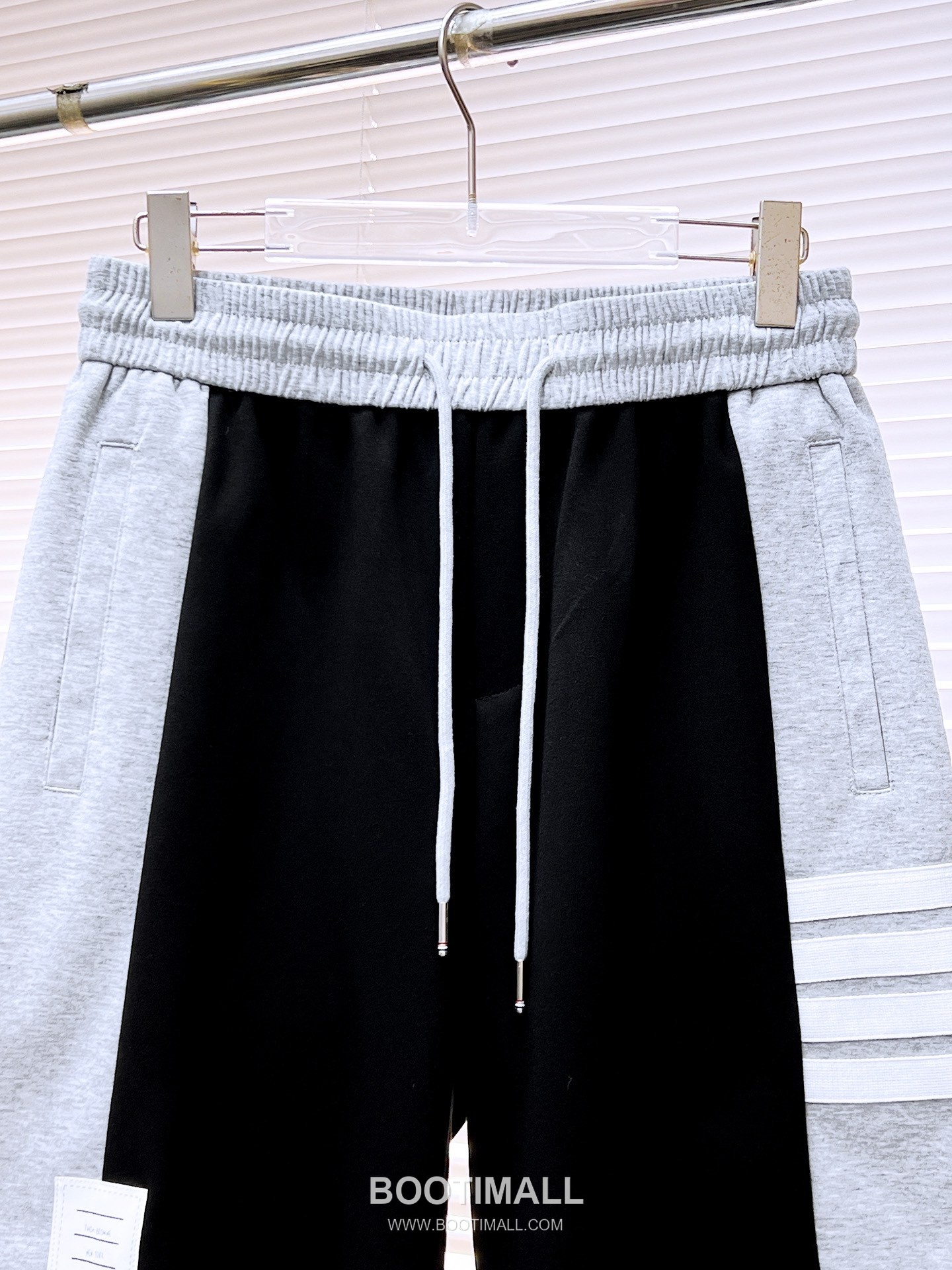 Thom Browne 2026 S/S Polyester Blend Shorts with Stripe Logo Detail 톰브라운 2026SS 폴리에스터 그레이 쇼츠 스트라이프 로고 3