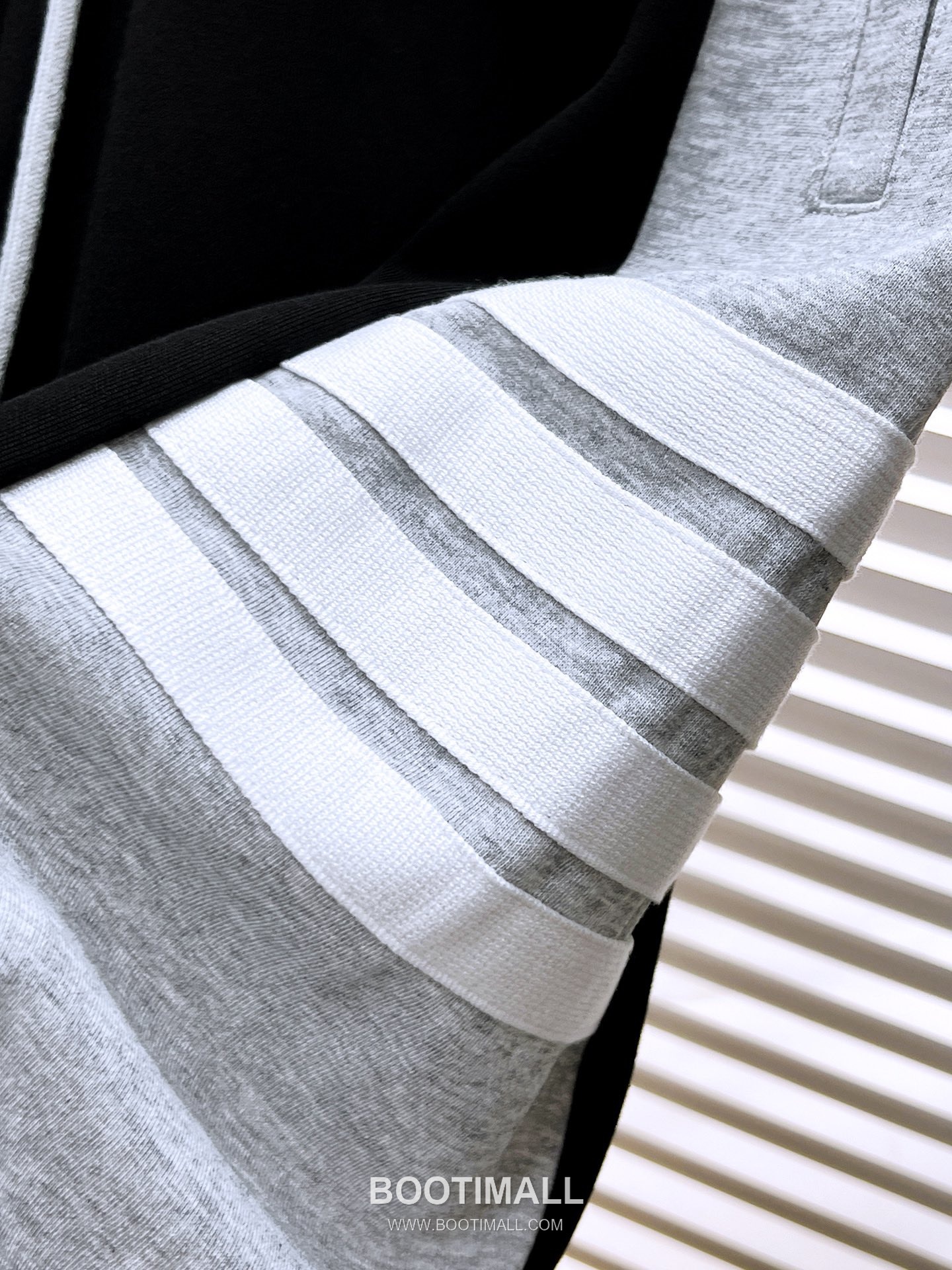 Thom Browne 2026 S/S Polyester Blend Shorts with Stripe Logo Detail 톰브라운 2026SS 폴리에스터 그레이 쇼츠 스트라이프 로고 4