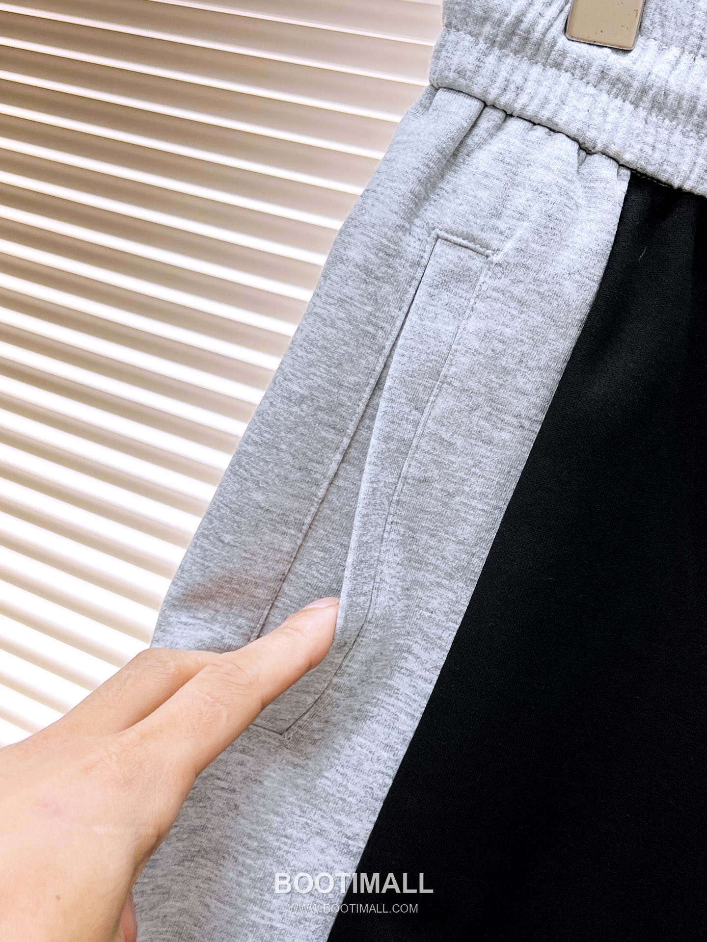 Thom Browne 2026 S/S Polyester Blend Shorts with Stripe Logo Detail 톰브라운 2026SS 폴리에스터 그레이 쇼츠 스트라이프 로고 6