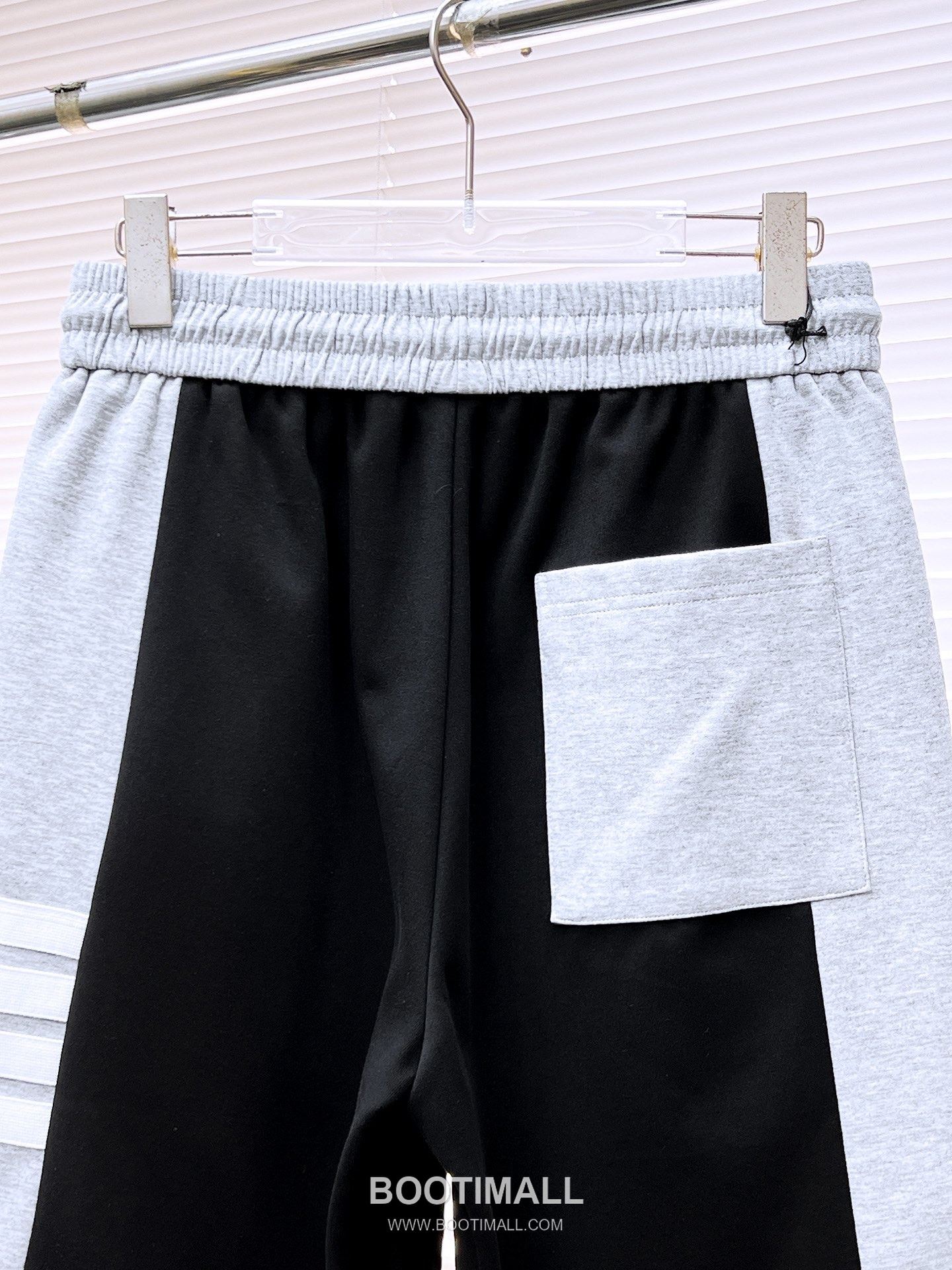 Thom Browne 2026 S/S Polyester Blend Shorts with Stripe Logo Detail 톰브라운 2026SS 폴리에스터 그레이 쇼츠 스트라이프 로고 8