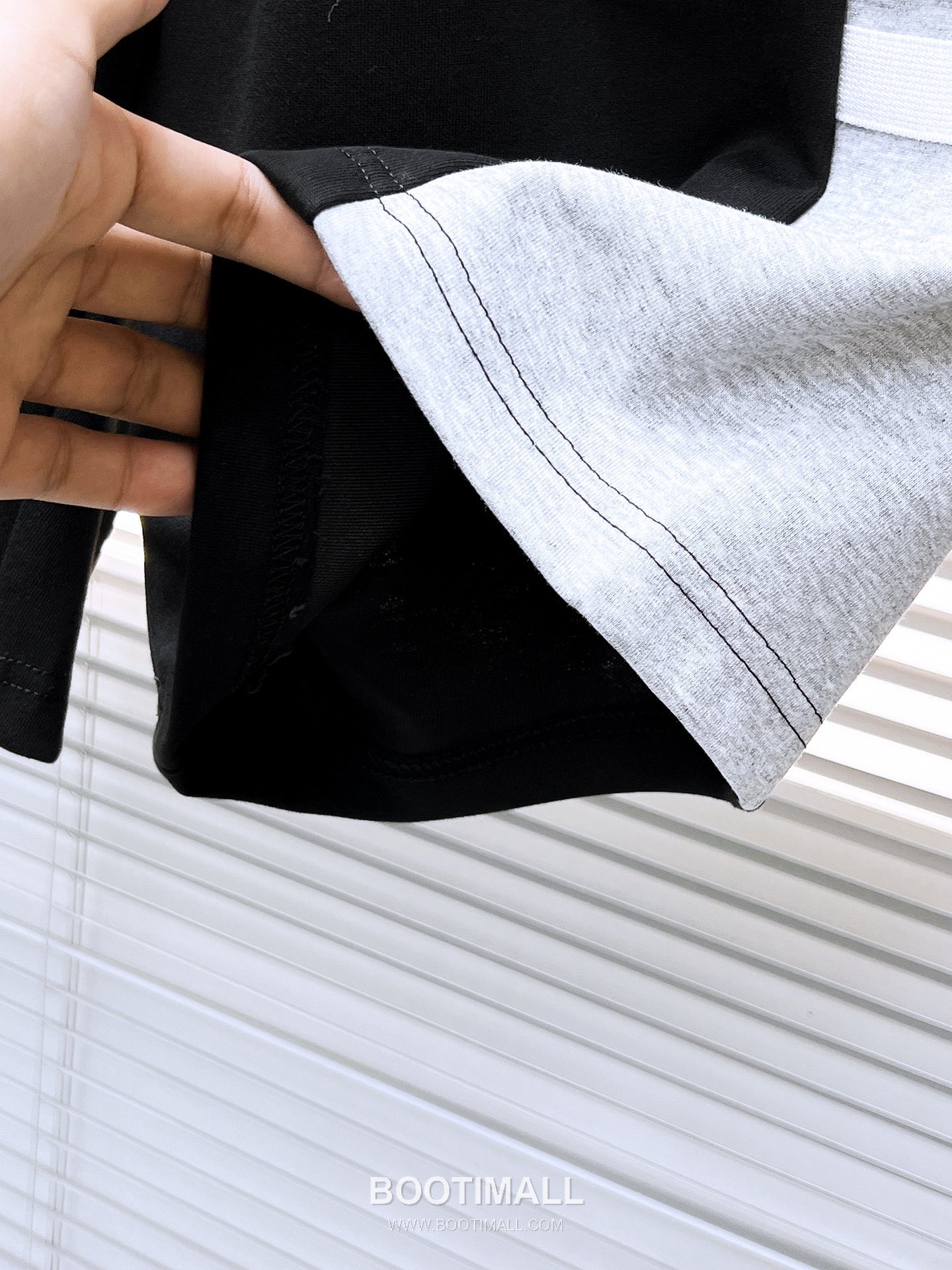 Thom Browne 2026 S/S Polyester Blend Shorts with Stripe Logo Detail 톰브라운 2026SS 폴리에스터 그레이 쇼츠 스트라이프 로고 9