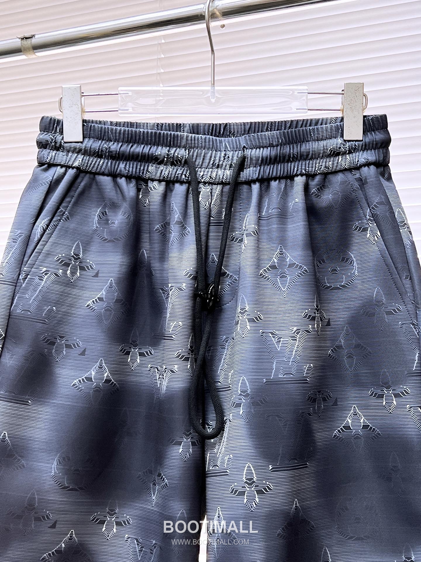 Louis Vuitton 2026 S/S Polyester Blend Shorts with Logo Detail 루이비통 2026SS 폴리에스터 블랙 쇼츠 로고 디테일 3