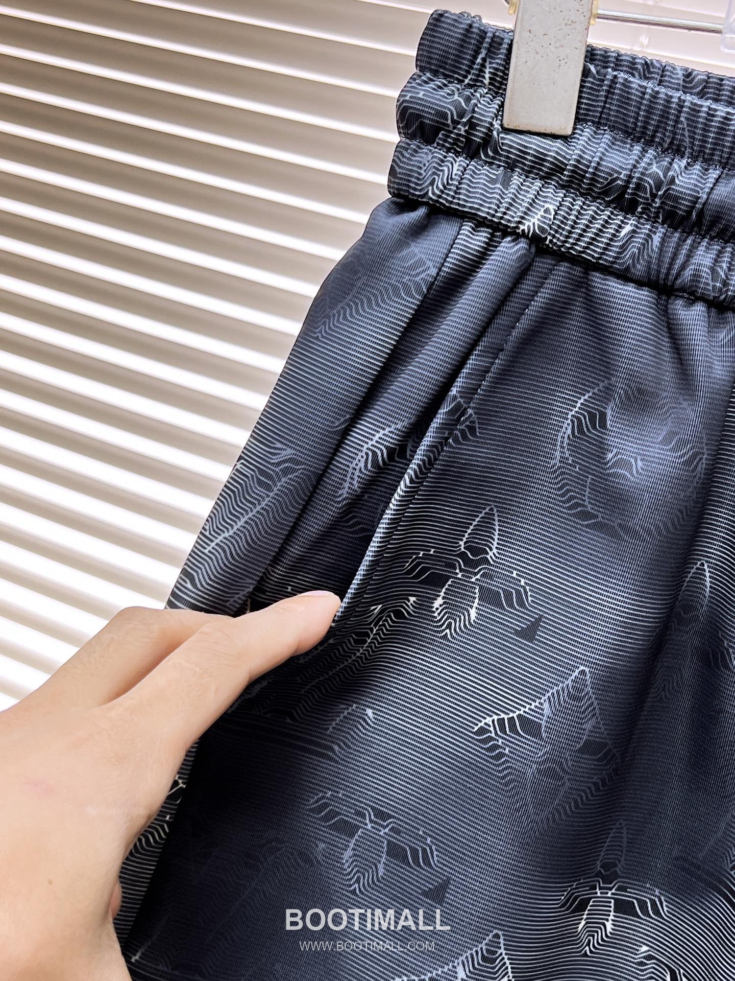 Louis Vuitton 2026 S/S Polyester Blend Shorts with Logo Detail 루이비통 2026SS 폴리에스터 블랙 쇼츠 로고 디테일 5