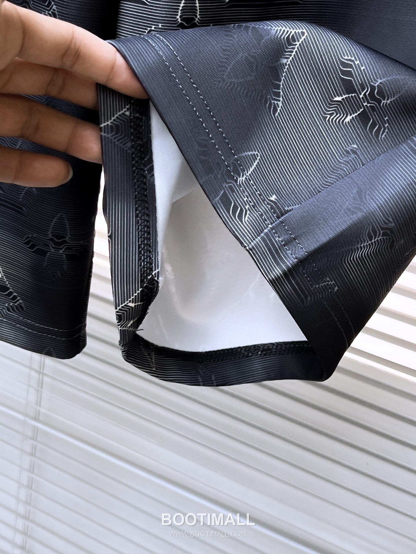 Louis Vuitton 2026 S/S Polyester Blend Shorts with Logo Detail 루이비통 2026SS 폴리에스터 블랙 쇼츠 로고 디테일 9