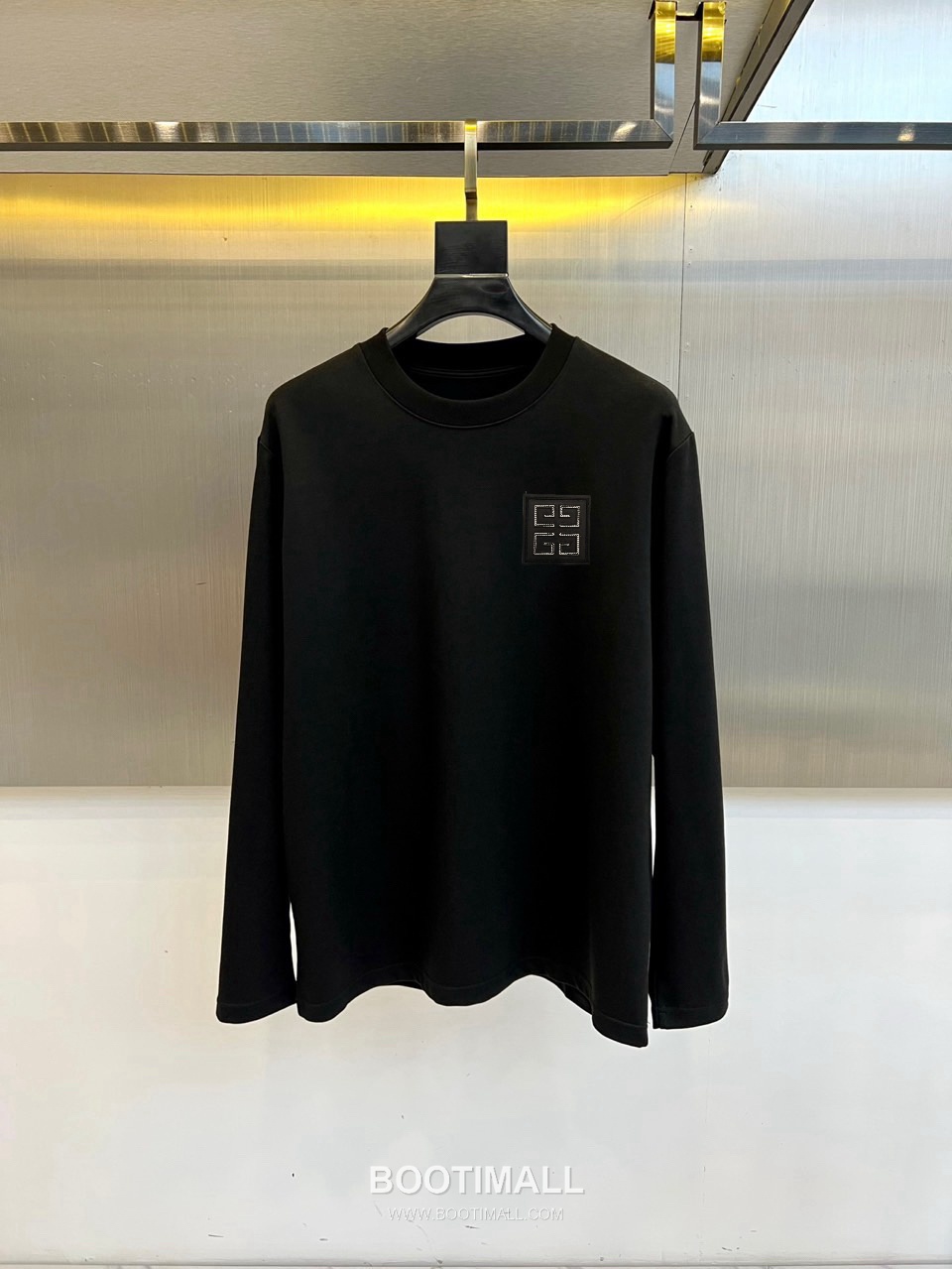 Givenchy 2026 F/W Cotton Long Sleeve T-Shirt with Logo Detail 지방시 2026FW 코튼 블랙 티셔츠 로고 긴팔 1