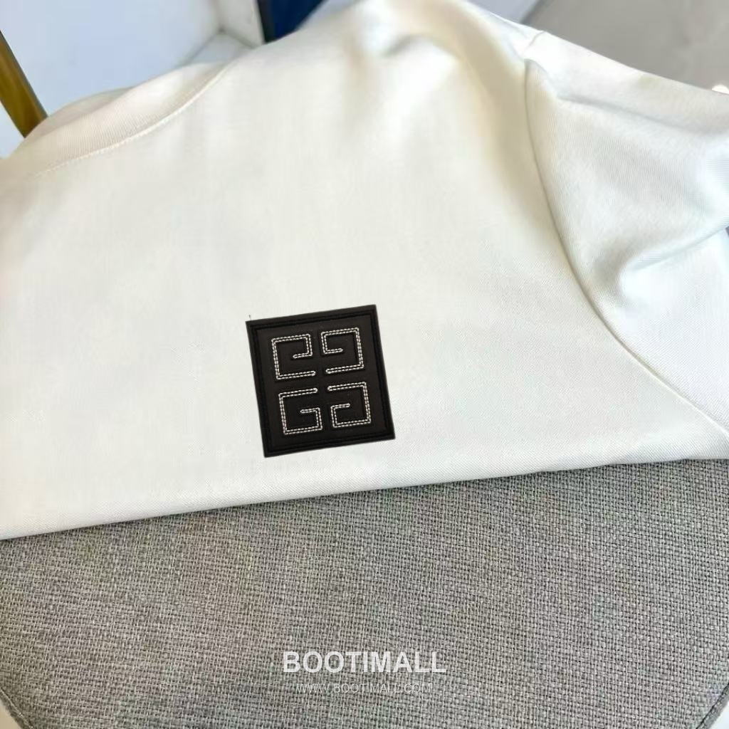 Givenchy 2026 F/W Cotton Long Sleeve T-Shirt with Logo Detail 지방시 2026FW 코튼 블랙 티셔츠 로고 긴팔 3