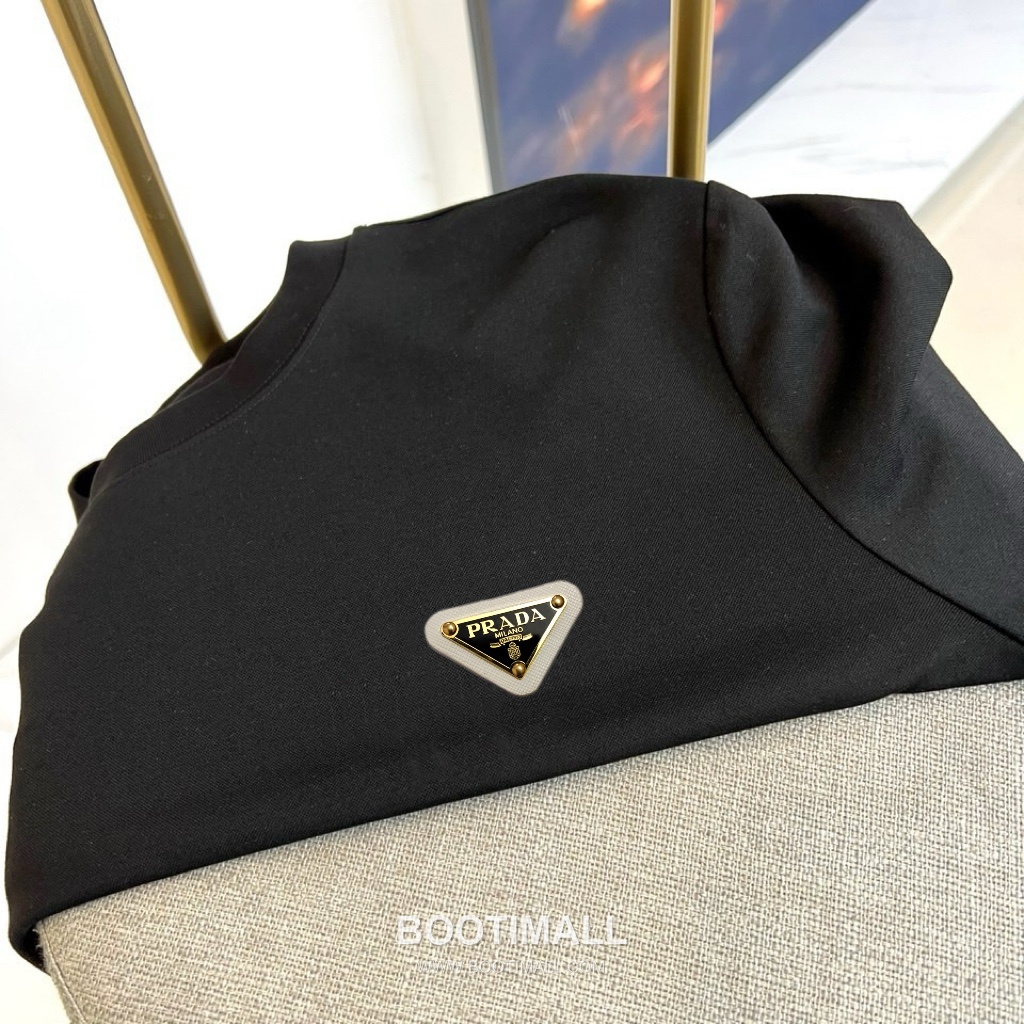 Prada 2026 F/W Cotton Long Sleeve T-Shirt with Logo Detail 프라다 2026FW 코튼 블랙 티셔츠 로고 긴팔 3