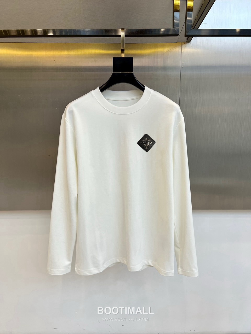 Prada 2026 F/W Cotton Long Sleeve T-Shirt with Logo Detail 프라다 2026FW 코튼 블랙 티셔츠 로고 긴팔 1