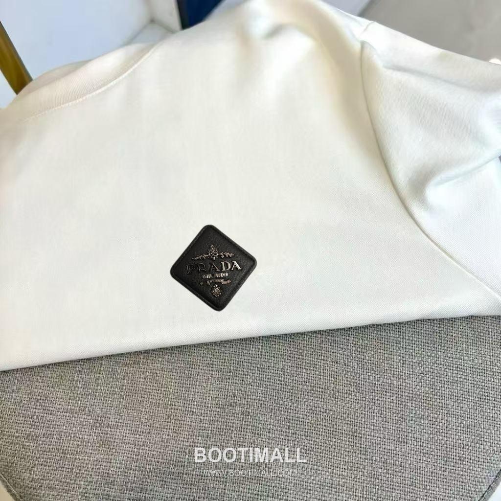 Prada 2026 F/W Cotton Long Sleeve T-Shirt with Logo Detail 프라다 2026FW 코튼 블랙 티셔츠 로고 긴팔 3