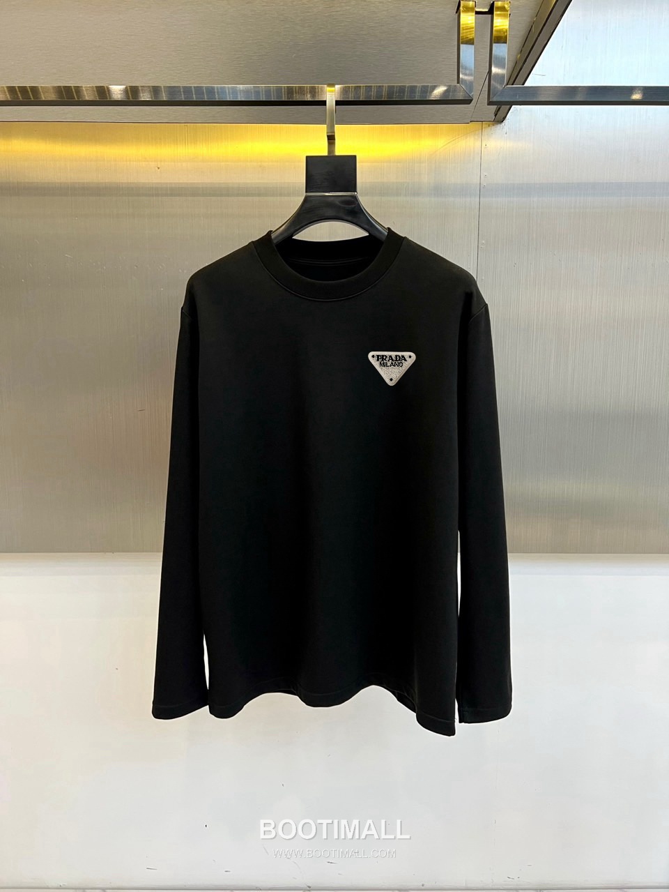 Prada 2026 F/W Cotton Long Sleeve T-Shirt with Logo Detail 프라다 2026FW 코튼 블랙 티셔츠 로고 긴팔 1