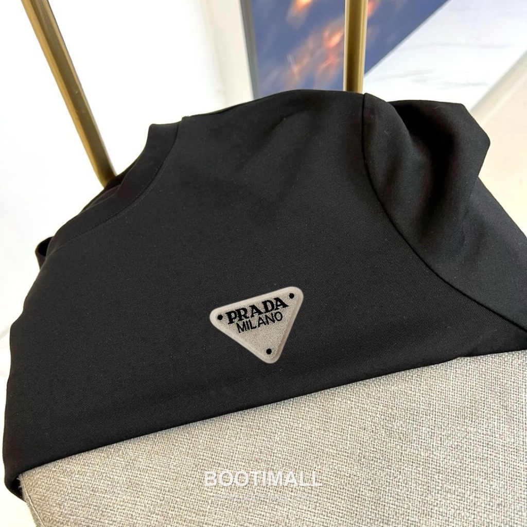 Prada 2026 F/W Cotton Long Sleeve T-Shirt with Logo Detail 프라다 2026FW 코튼 블랙 티셔츠 로고 긴팔 3