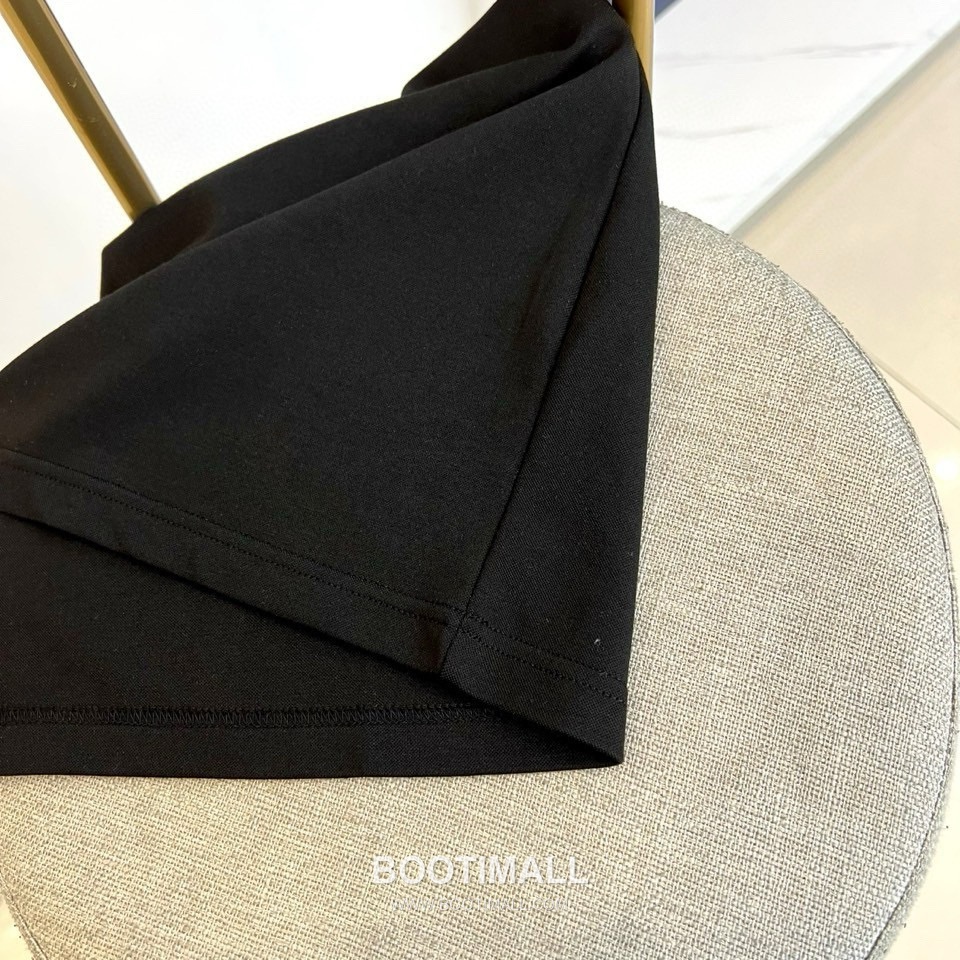 Prada 2026 F/W Cotton Long Sleeve T-Shirt with Logo Detail 프라다 2026FW 코튼 블랙 티셔츠 로고 긴팔 6