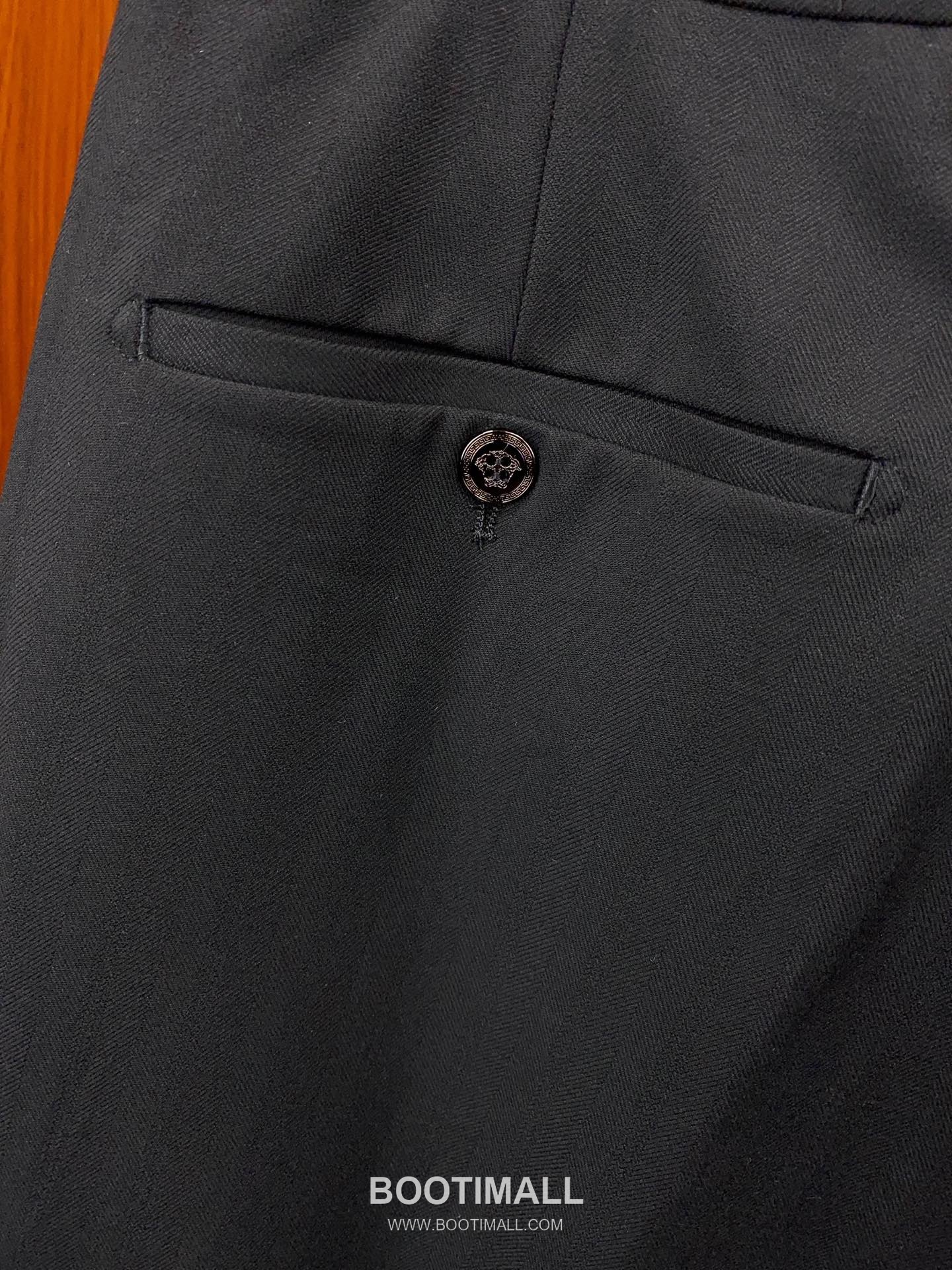 Versace 2025 F/W Wool Blend Suit Set Jacket Pants with Tailored Fit 베르사체 2025FW 울 블렌드 블랙 재킷 팬츠 수트세트 25