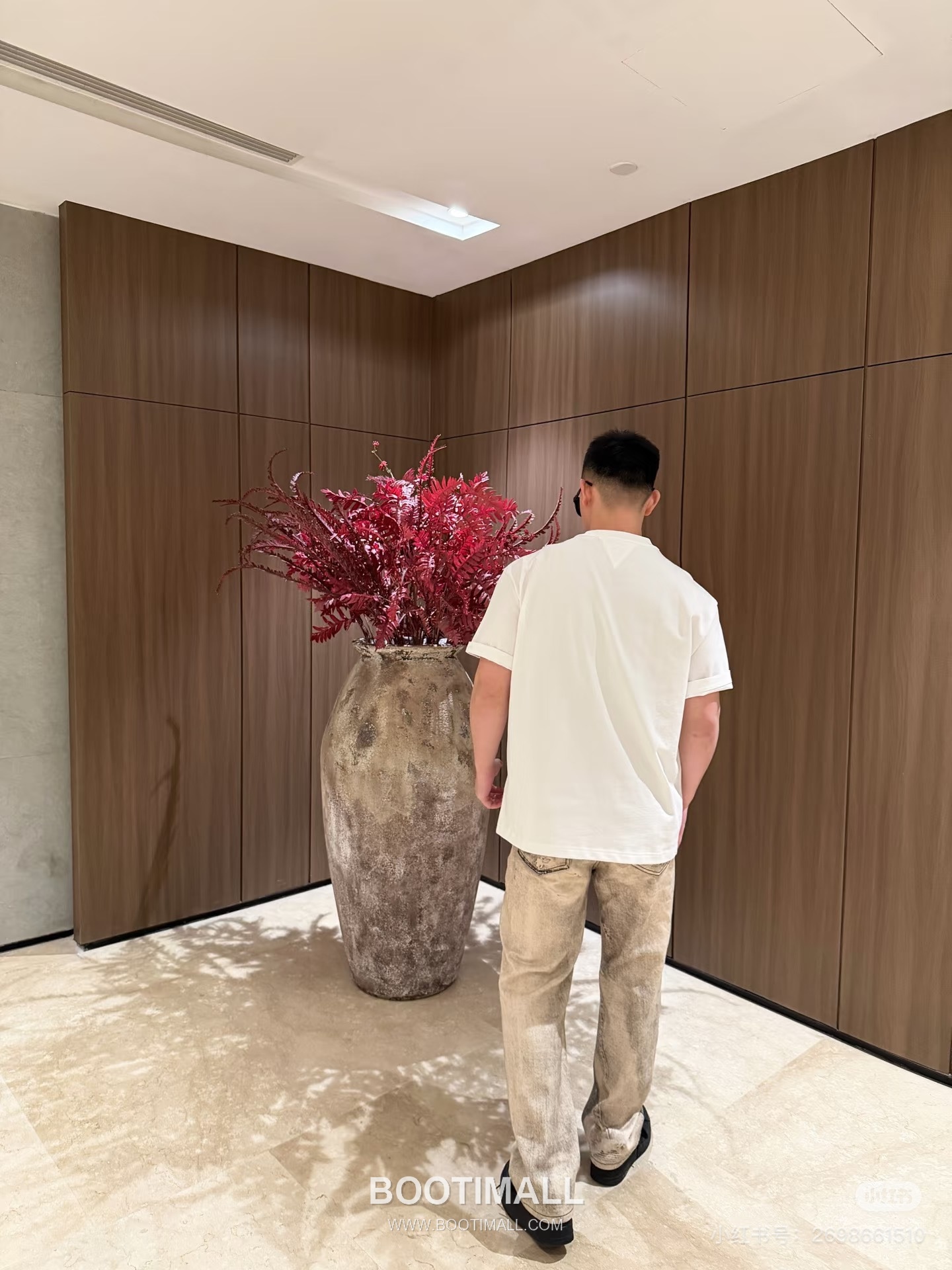 Louis Vuitton 2026 S/S Cotton Short Sleeve T-Shirt with Embossed Logo Print 루이비통 2026SS 코튼 블랙 티셔츠 입체 로고 프린트 3