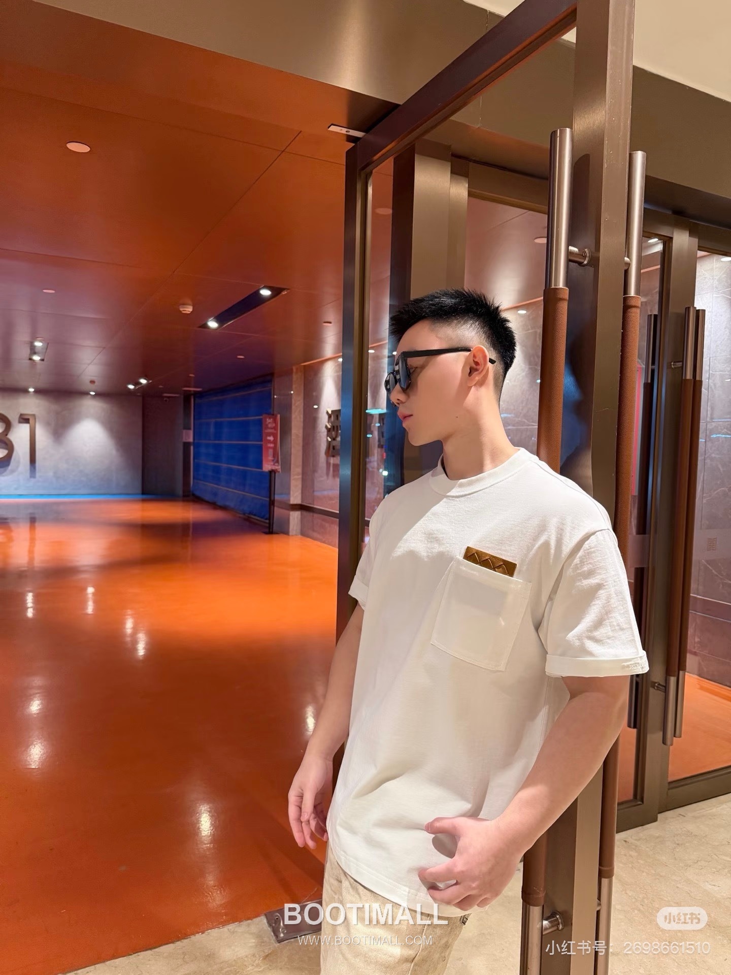 Louis Vuitton 2026 S/S Cotton Short Sleeve T-Shirt with Embossed Logo Print 루이비통 2026SS 코튼 블랙 티셔츠 입체 로고 프린트 4