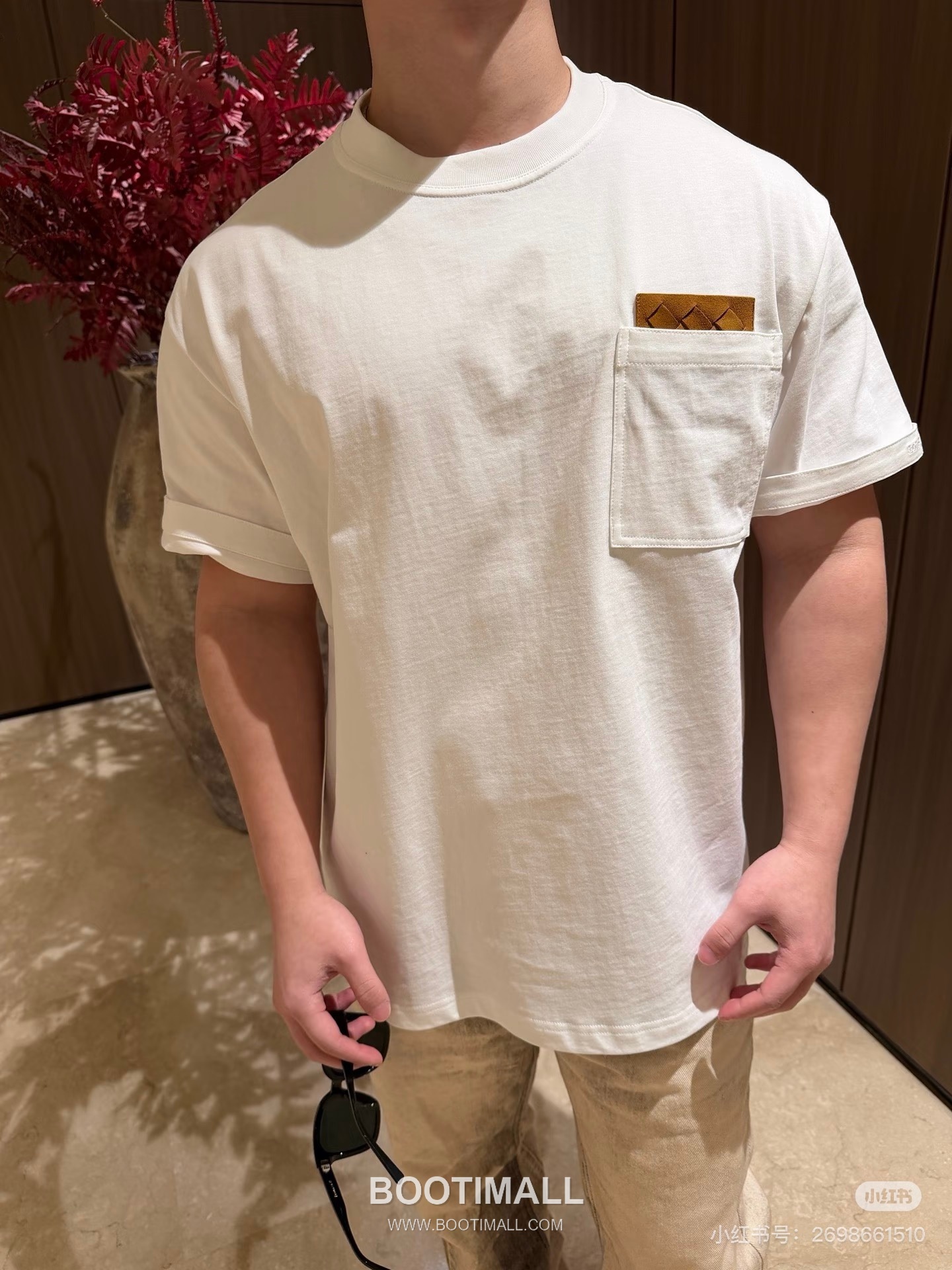 Louis Vuitton 2026 S/S Cotton Short Sleeve T-Shirt with Embossed Logo Print 루이비통 2026SS 코튼 블랙 티셔츠 입체 로고 프린트 5