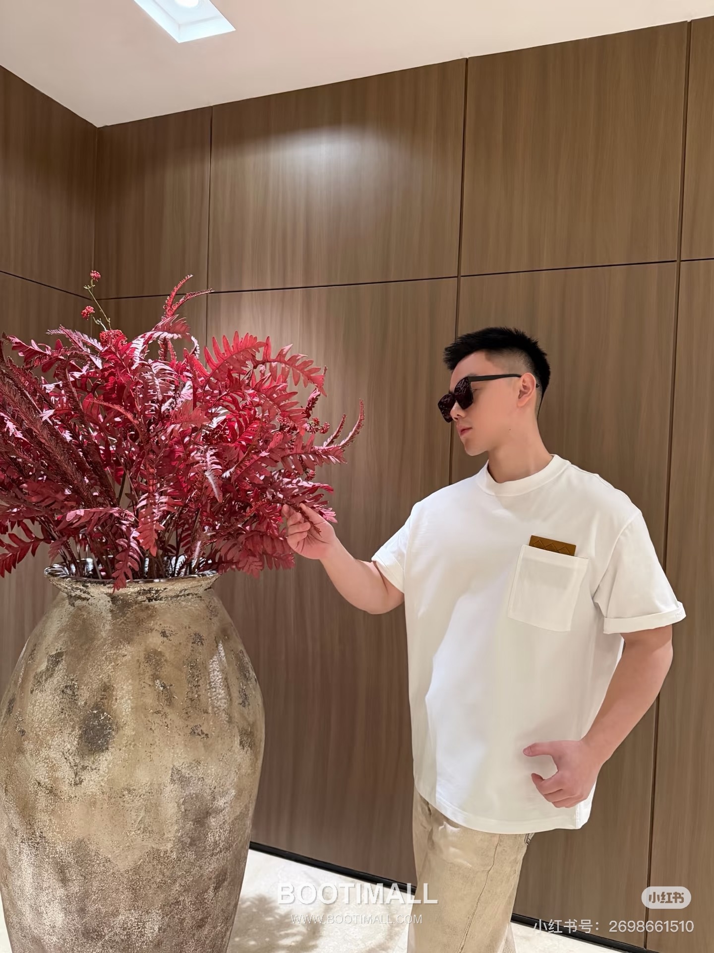 Louis Vuitton 2026 S/S Cotton Short Sleeve T-Shirt with Embossed Logo Print 루이비통 2026SS 코튼 블랙 티셔츠 입체 로고 프린트 7