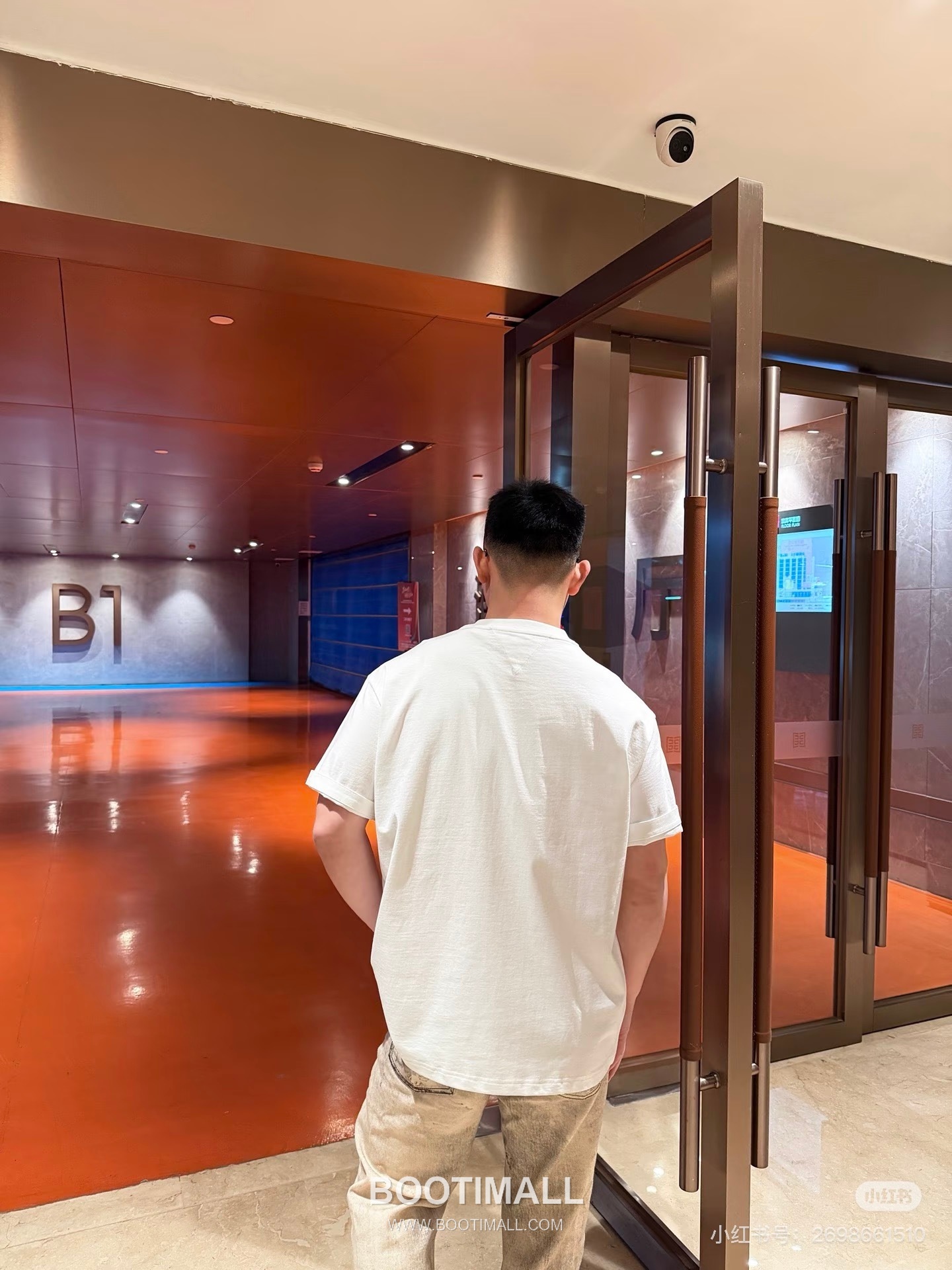 Louis Vuitton 2026 S/S Cotton Short Sleeve T-Shirt with Embossed Logo Print 루이비통 2026SS 코튼 블랙 티셔츠 입체 로고 프린트 8