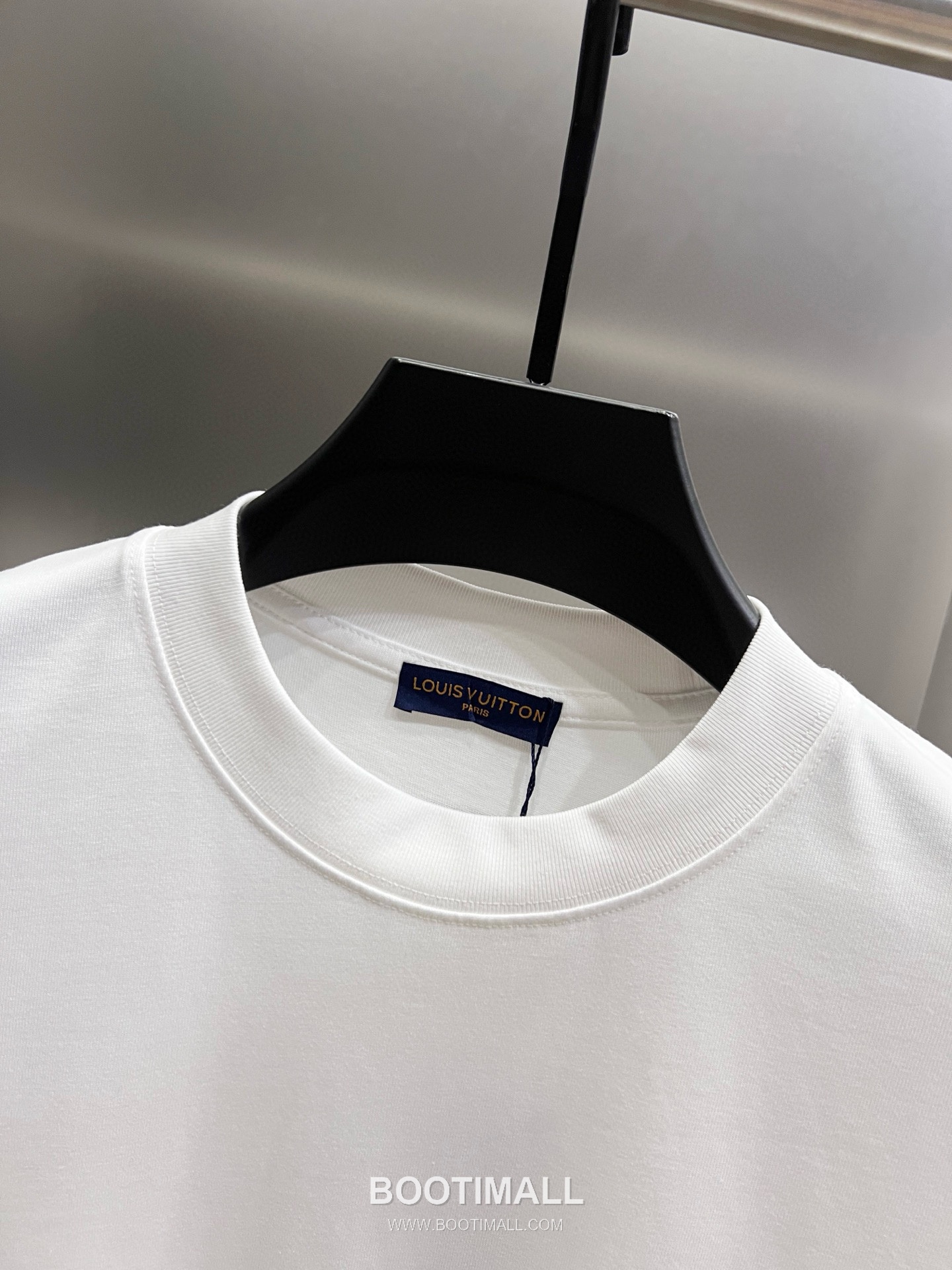 Louis Vuitton 2026 S/S Cotton Short Sleeve T-Shirt with Embossed Logo Print 루이비통 2026SS 코튼 블랙 티셔츠 입체 로고 프린트 21