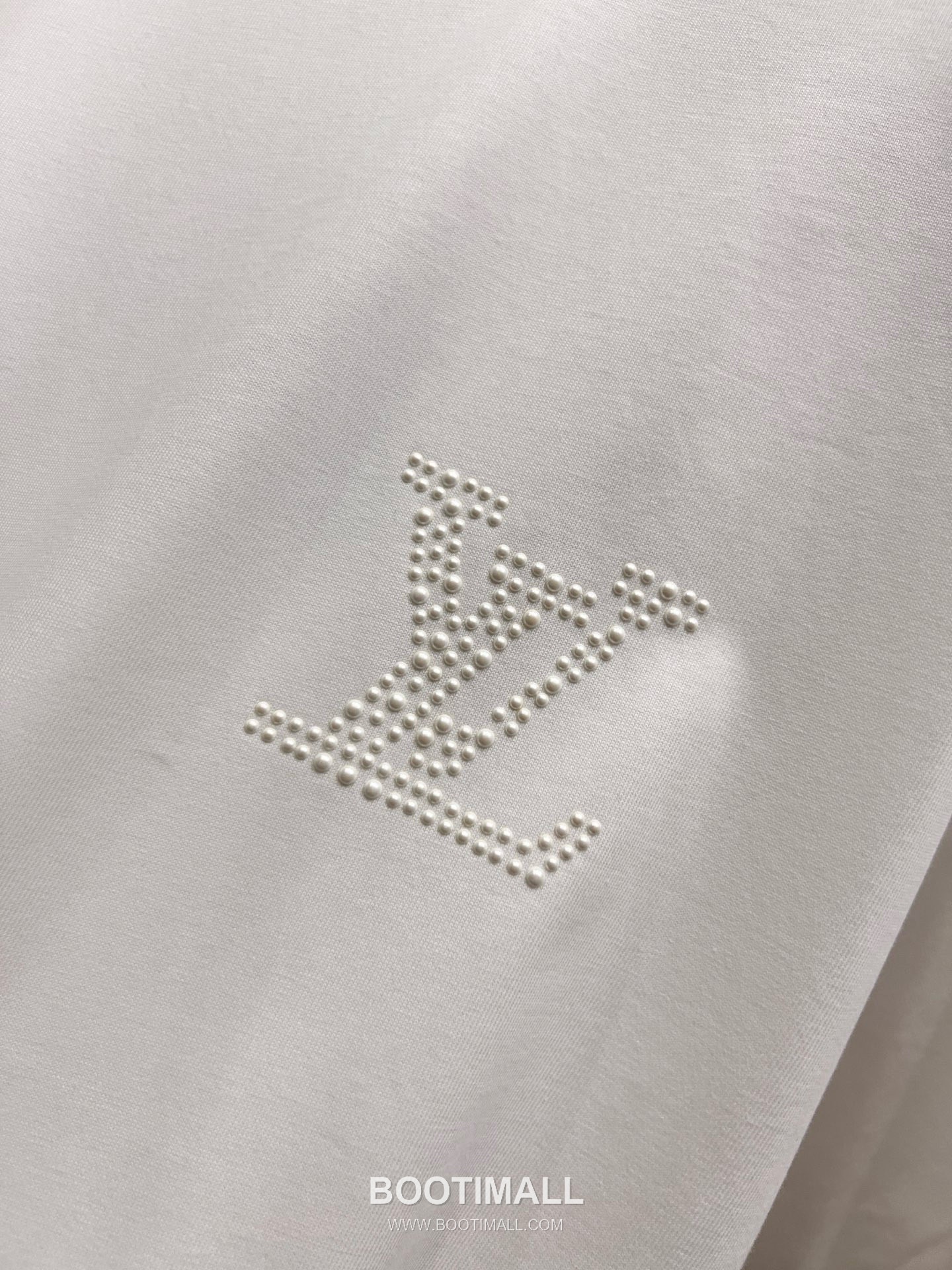 Louis Vuitton 2026 S/S Cotton Short Sleeve T-Shirt with Embossed Logo Print 루이비통 2026SS 코튼 블랙 티셔츠 입체 로고 프린트 23