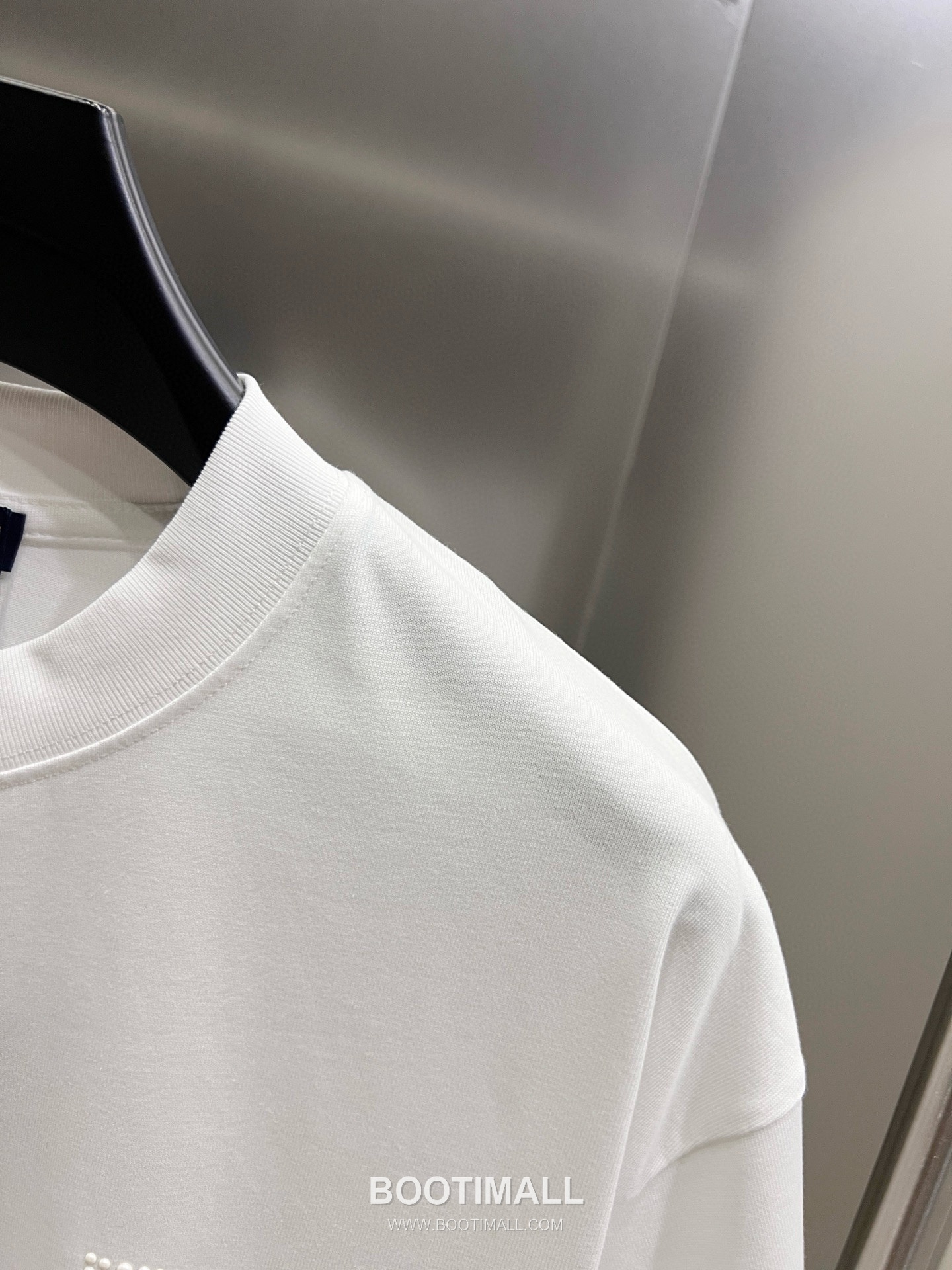 Louis Vuitton 2026 S/S Cotton Short Sleeve T-Shirt with Embossed Logo Print 루이비통 2026SS 코튼 블랙 티셔츠 입체 로고 프린트 26