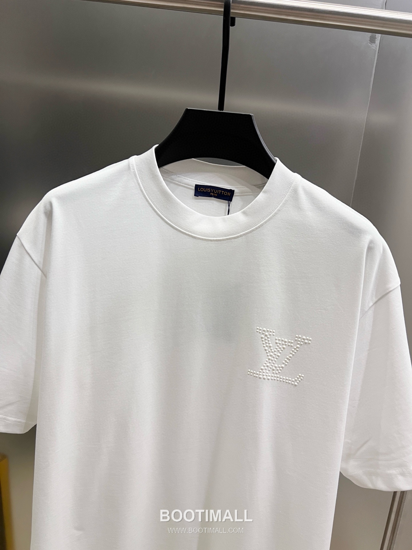 Louis Vuitton 2026 S/S Cotton Short Sleeve T-Shirt with Embossed Logo Print 루이비통 2026SS 코튼 블랙 티셔츠 입체 로고 프린트 27