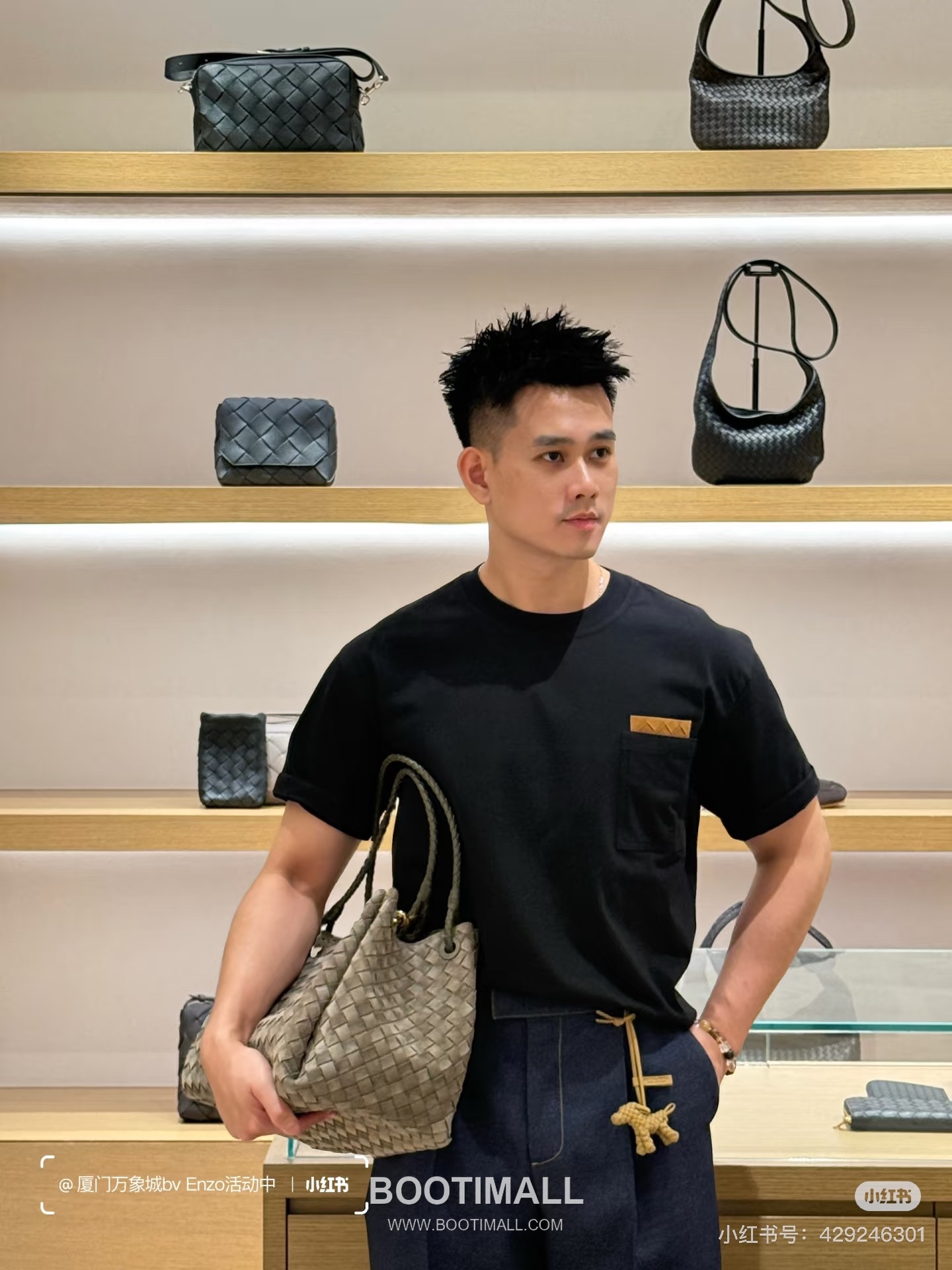 Louis Vuitton 2026 S/S Cotton Short Sleeve T-Shirt with Embossed Logo Print 루이비통 2026SS 코튼 블랙 티셔츠 입체 로고 프린트 1