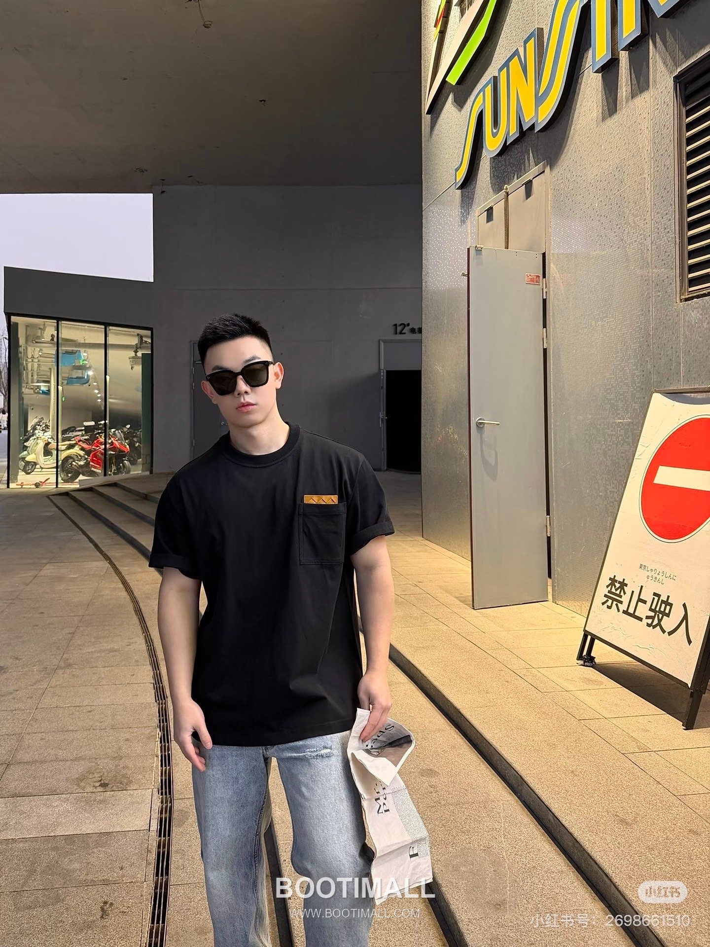 Louis Vuitton 2026 S/S Cotton Short Sleeve T-Shirt with Embossed Logo Print 루이비통 2026SS 코튼 블랙 티셔츠 입체 로고 프린트 4